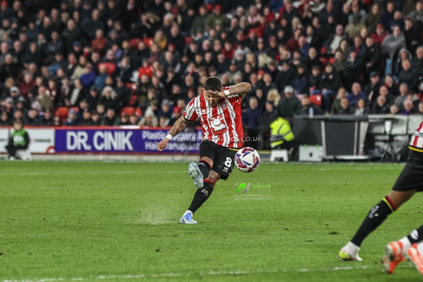 Gustavo Hamer of Sheffield United scores to make it 1-0 during the Sky Bet Championship match Sheffield United vs Coventry City at Bramall Lane, Sheffield, United Kingdom, 28th March 2025

(Photo by Alfie Cosgrove/News Images)