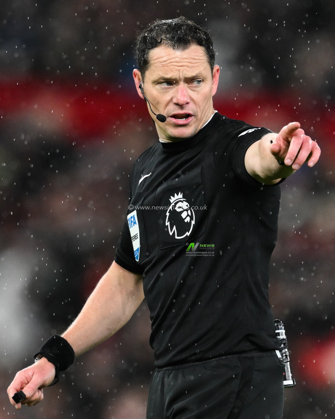Referee Darren England during the Premier League match Manchester United vs Nottingham Forest at Old Trafford, Manchester, United Kingdom, 7th December 2024

(Photo by Craig Thomas/News Images)