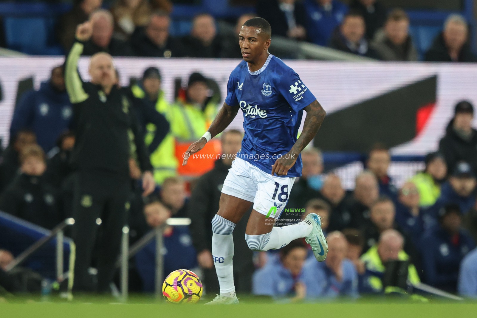 Ashley Young of Everton breaks with the ball during the Premier League match Everton vs Brentford at Goodison Park, Liverpool, United Kingdom, 23rd November 2024

(Photo by Alfie Cosgrove/News Images)