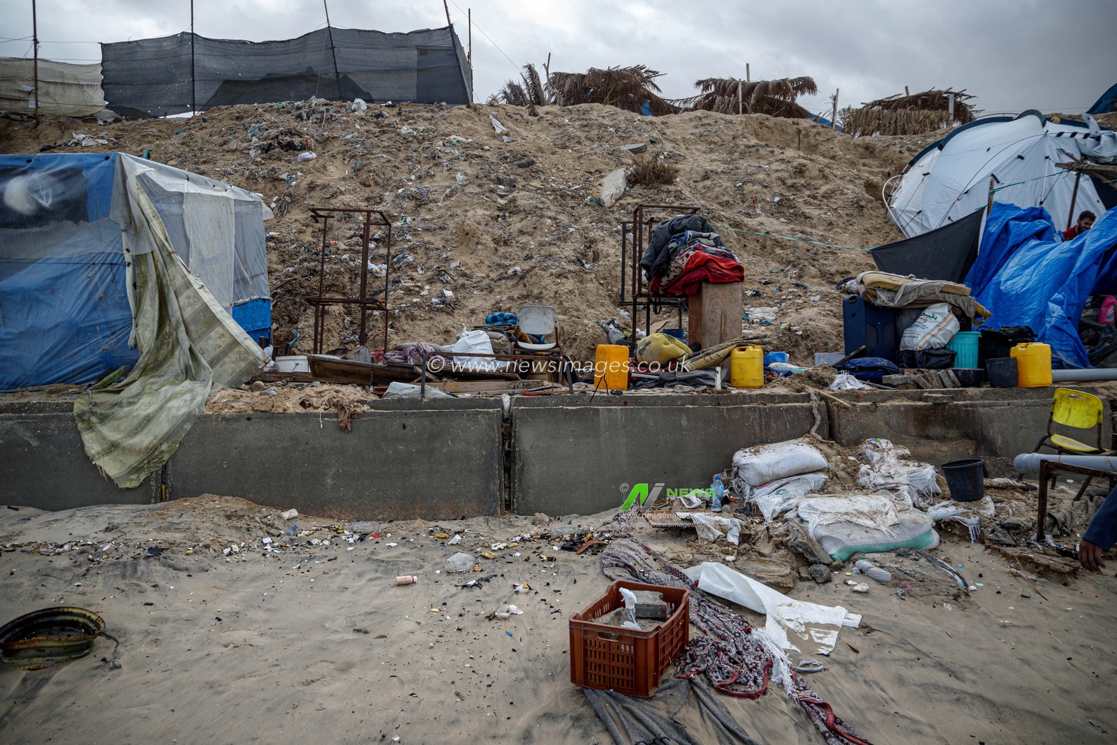 Strong winds on the Khan Yunis beach in the southern Gaza Strip have uprooted the tents of displaced people, increasing their suffering amid harsh humanitarian conditions. The displaced people who took refuge on the beach to escape the bombing are now facing the cold winter without shelter, amid the absence of the necessary aid to secure their basic needs.(Photo: Mohammed Skaik/News Images)