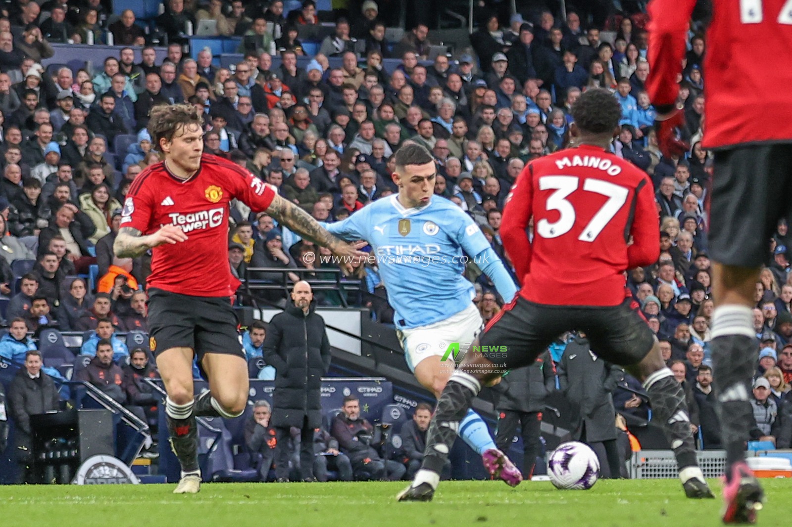 Phil Foden of Manchester City scores to make it 1-1 during the Premier League match Manchester City vs Manchester United at Etihad Stadium, Manchester, United Kingdom, 3rd March 2024

(Photo by Mark Cosgrove/News Images)