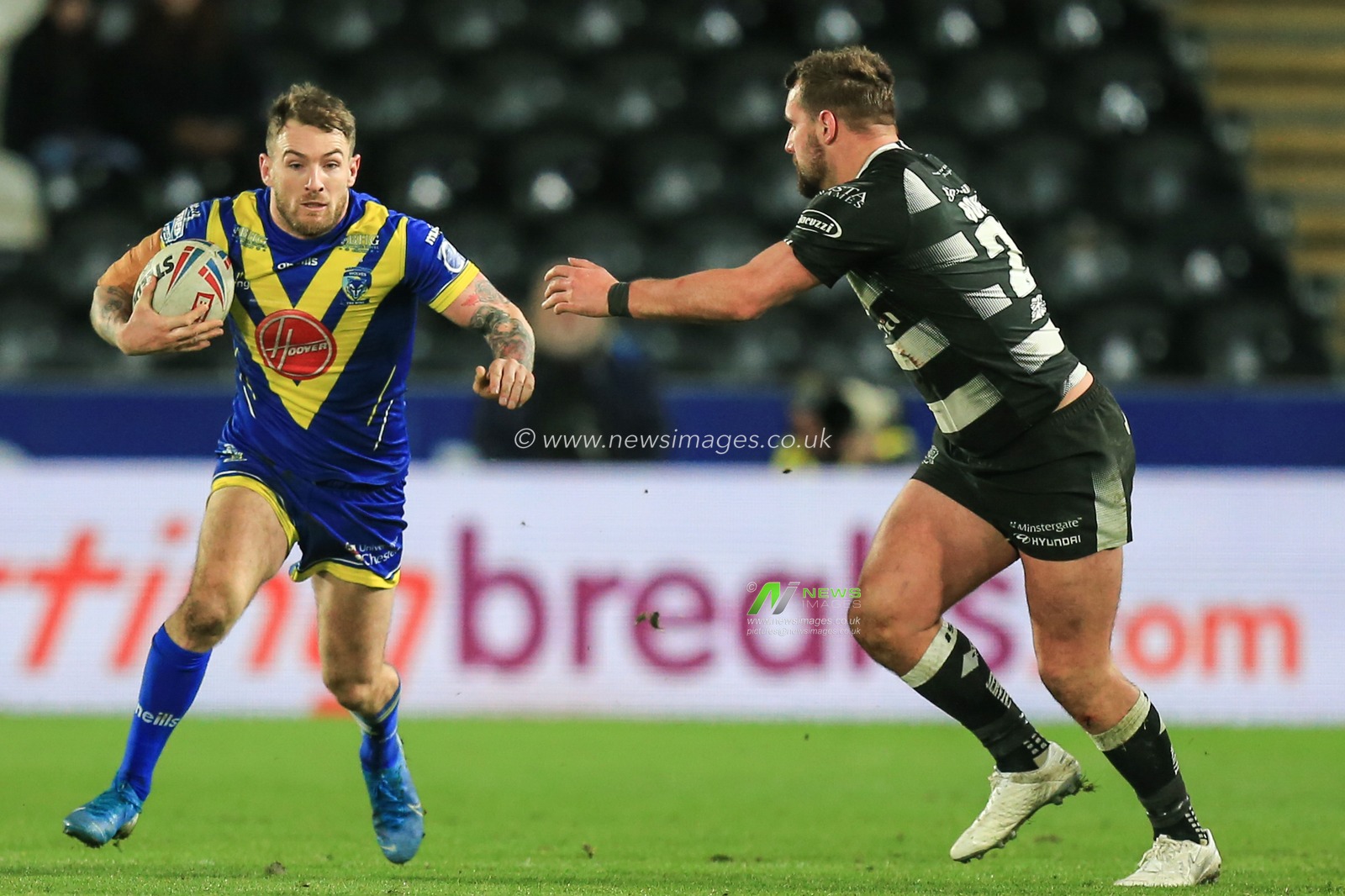 12th March 2020, KCOM Stadium, Hull, England; Betfred Super League, Hull FC v Warrington Wolves : Daryl Clark (9) of Warrington Wolves runs with the ball