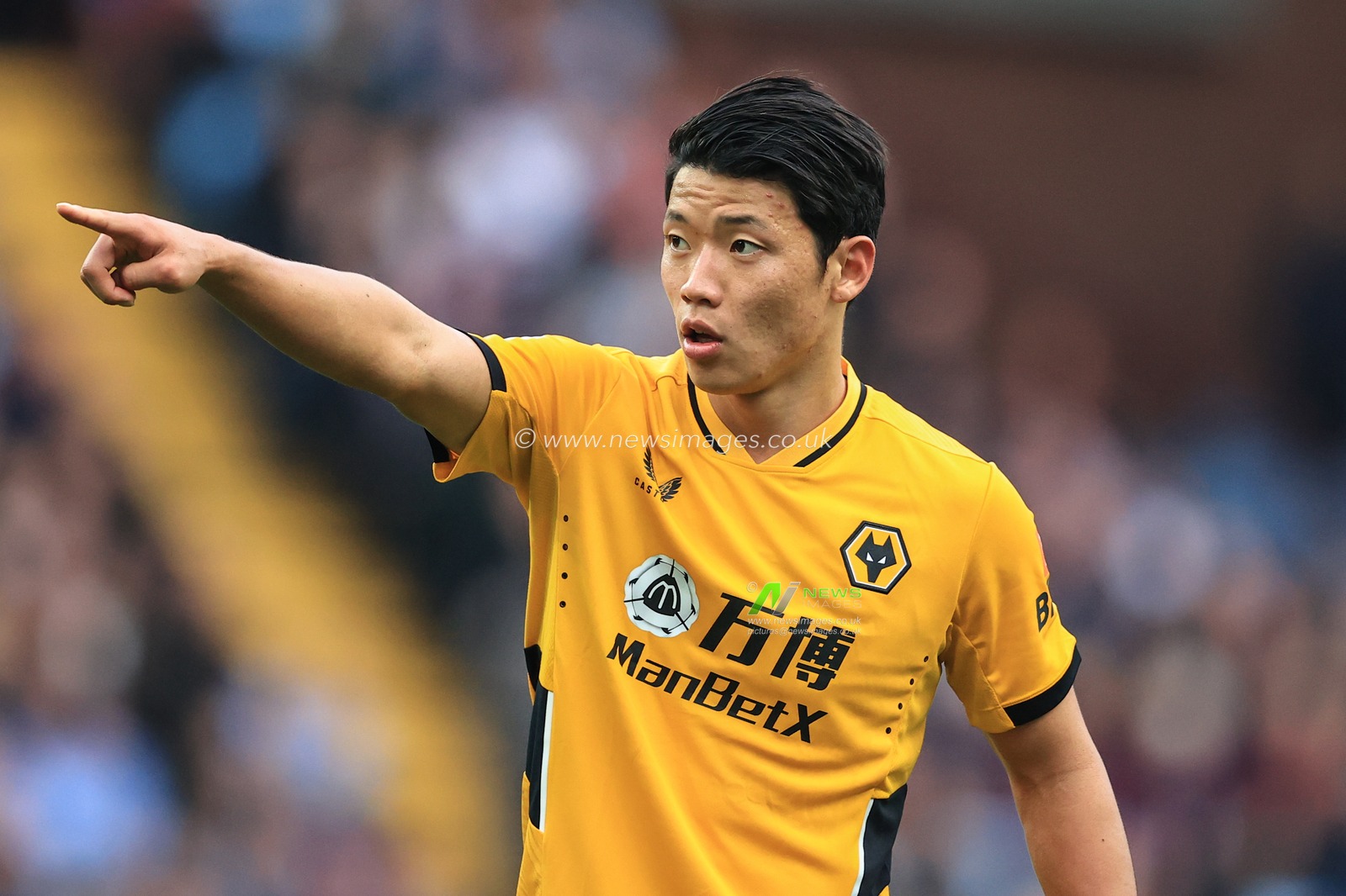 Hwang Hee-chan #26 of Wolverhampton Wanderers gives his team instructions
