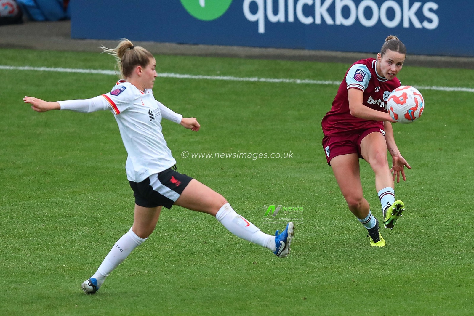 Anouk Denton of West Ham United crosses the ball during the The FA Women's Super League match West Ham United Women vs Liverpool Women at The Chigwell Construction Stadium, London, United Kingdom, 29th September 2024

(Photo by Izzy Poles/News Images)
