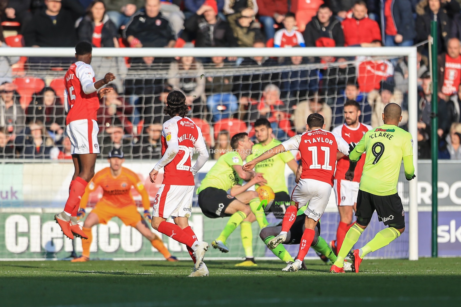 24th November 2018, New York Stadium, Rotherham, England; Sky Bet Championship Rotherham Utd v Sheffield United  ; Jon Taylor (11) of Rotherham United scores to make it  1-1


Credit: Mark Cosgrove/News Images

English Football League images are subject to DataCo Licence