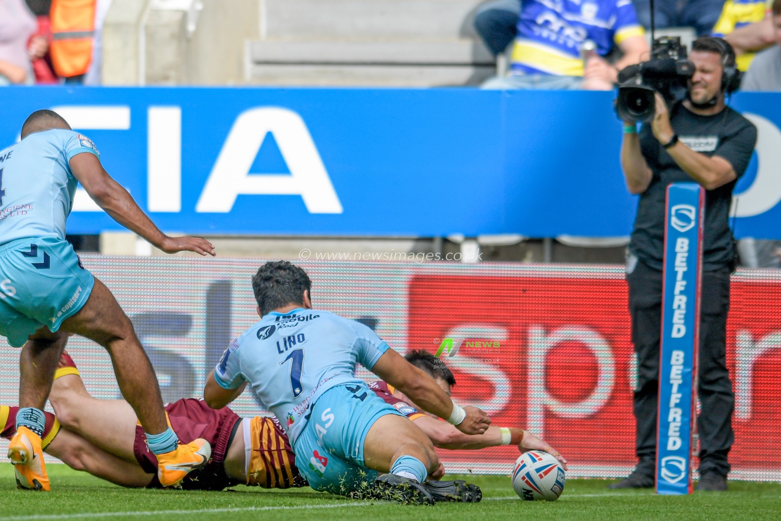 Sam Wood (27) of Huddersfield Giants goes over for a try to make it 10-20