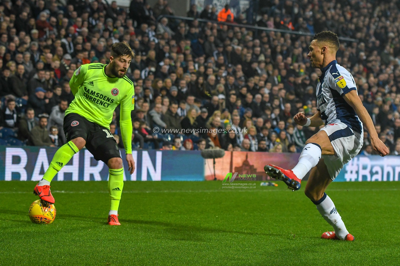 23rd February 2019, The Hawthorns, West Bromwich, England; Sky Bet Championship, West Bromwich Albion vs Sheffield United ; Kieron Freeman (18) of Sheffield United controls the ball in the corner with Kieran Gibbs (3) of West Bromwich Albion closing the space down


Credit: Gareth Dalley/News Images

English Football League images are subject to DataCo Licence