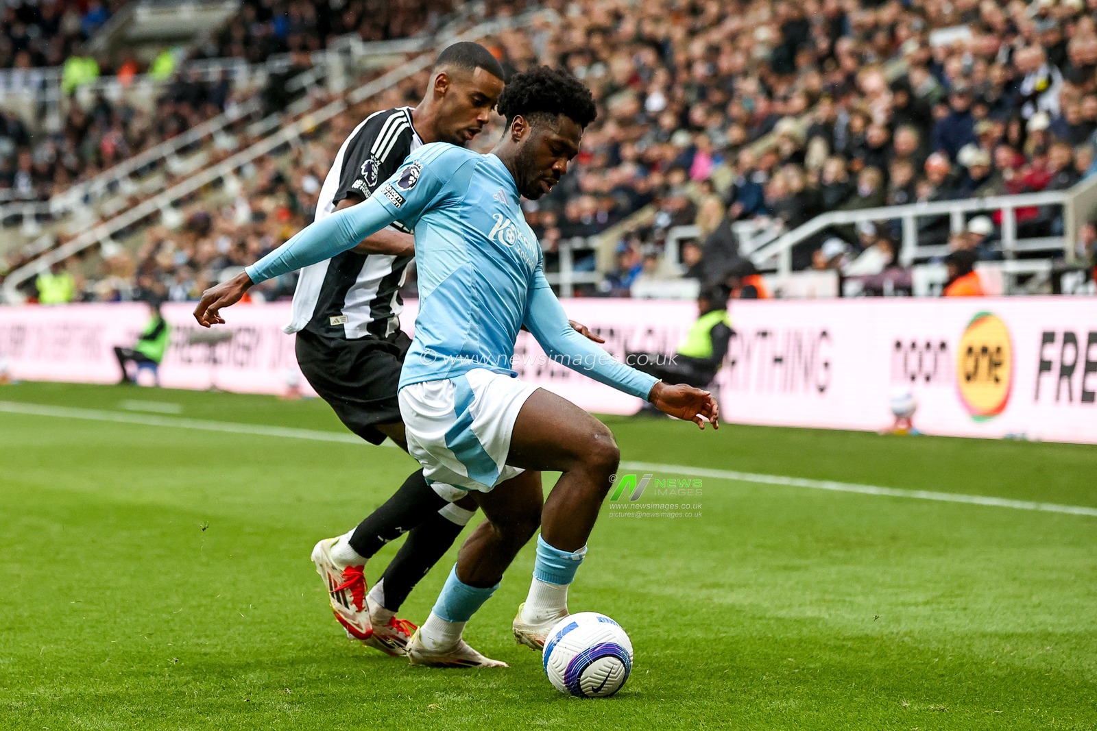 Ola Aina of Nottingham Forest is put under pressure by Alexander Isak of Newcastle United during the Premier League match Newcastle United vs Nottingham Forest at St. James's Park, Newcastle, United Kingdom, 23rd February 2025

(Photo by Alfie Cosgrove/News Images)