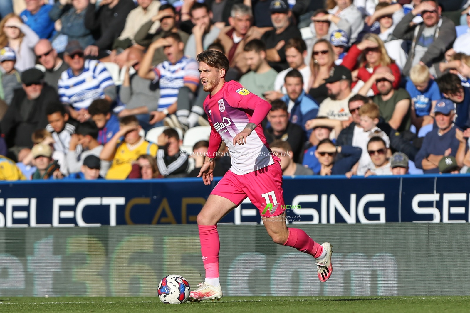 Connor Mahoney #11 of Huddersfield Town on the ball during the Sky Bet Championship match Reading vs Huddersfield Town at Select Car Leasing Stadium, Reading, United Kingdom, 1st October 2022

(Photo by Arron Gent/News Images)