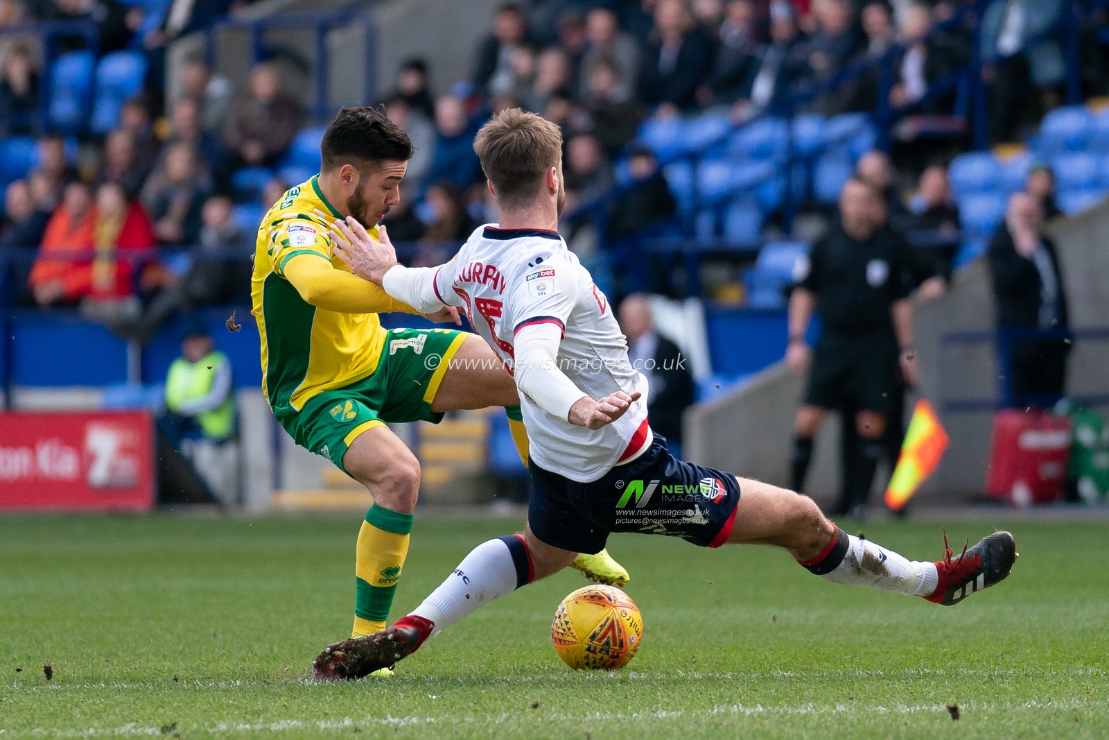 Norwich City Emiliano BuendÃ­a is tackled by Bolton Wanderers Luke Murphy


16th February 2019, University of Bolton Stadium, Bolton, England; Sky Bet Championship, Bolton Wonderers vs Norwich City ; 


Credit: Terry Donnelly /News Images

English Football League images are subject to DataCo Licence
