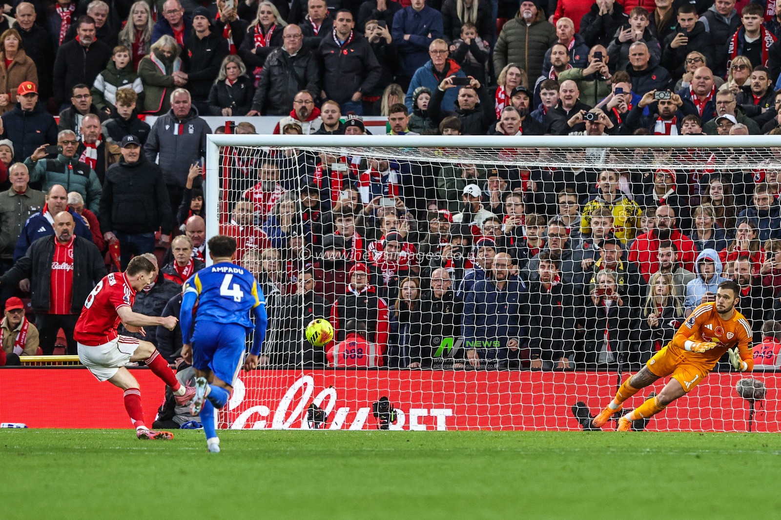 Elliot Anderson of Nottingham Forest scores a penalty to make it 3-1 during the Premier League match Nottingham Forest vs Leeds United at City Ground, Nottingham, United Kingdom, 9th November 2025

(Photo by Alfie Cosgrove/News Images)

*** GER AUT SUI OUT ***
