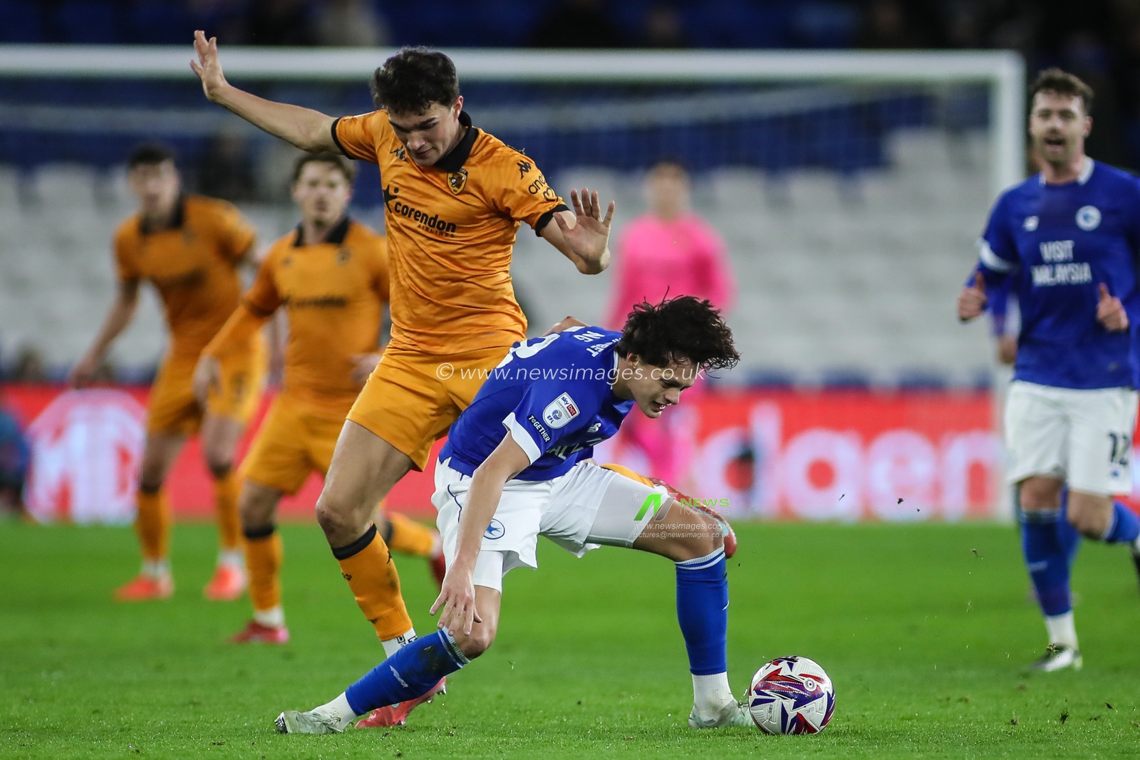 Perry Ng of Cardiff City under pressure from Kyle Joseph of Hull City during the Sky Bet Championship match Cardiff City vs Hull City at Cardiff City Stadium, Cardiff, United Kingdom, 25th February 2025

(Photo by Andrew Lewis/News Images)