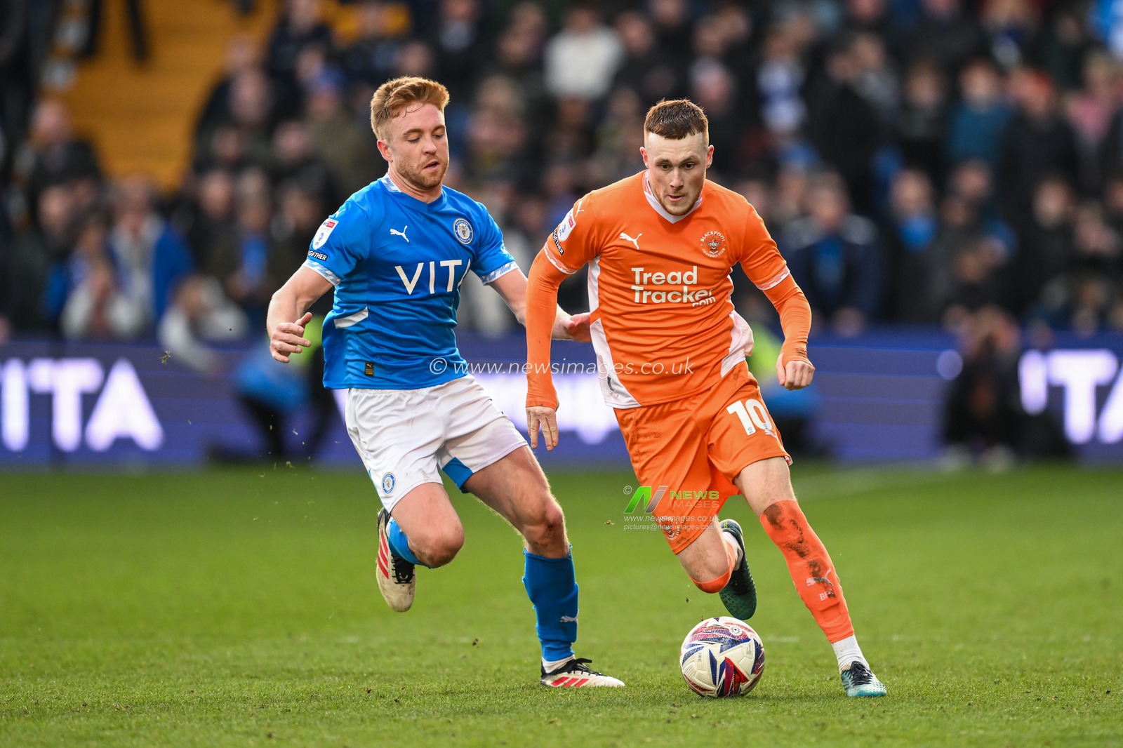 Sonny Carey of Blackpool makes a break with the ball during the Sky Bet League 1 match Stockport County vs Blackpool at Edgeley Park Stadium, Stockport, United Kingdom, 1st March 2025

(Photo by Craig Thomas/News Images)