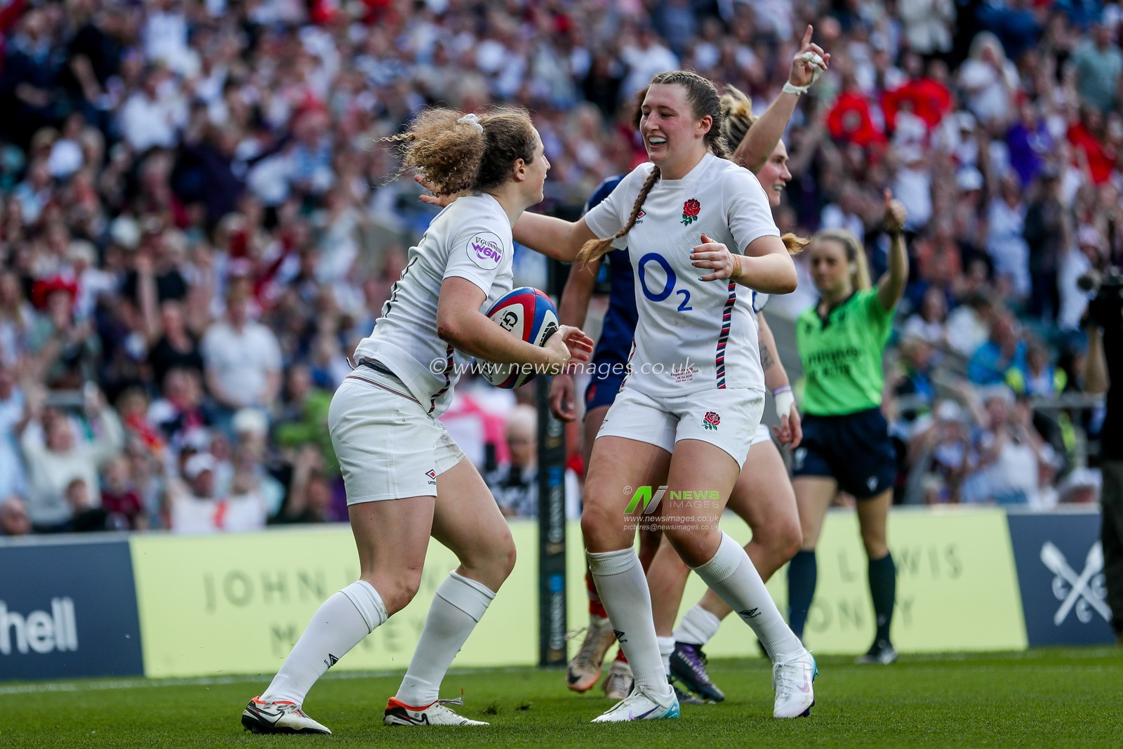 Abby Dow of England Women celebrates her try with teammates during the 2025 Guinness Womenâ€™s Six Nations match England vs France at Allianz Stadium, Twickenham, United Kingdom, 26th April 2025

(Photo by Izzy Poles/News Images)