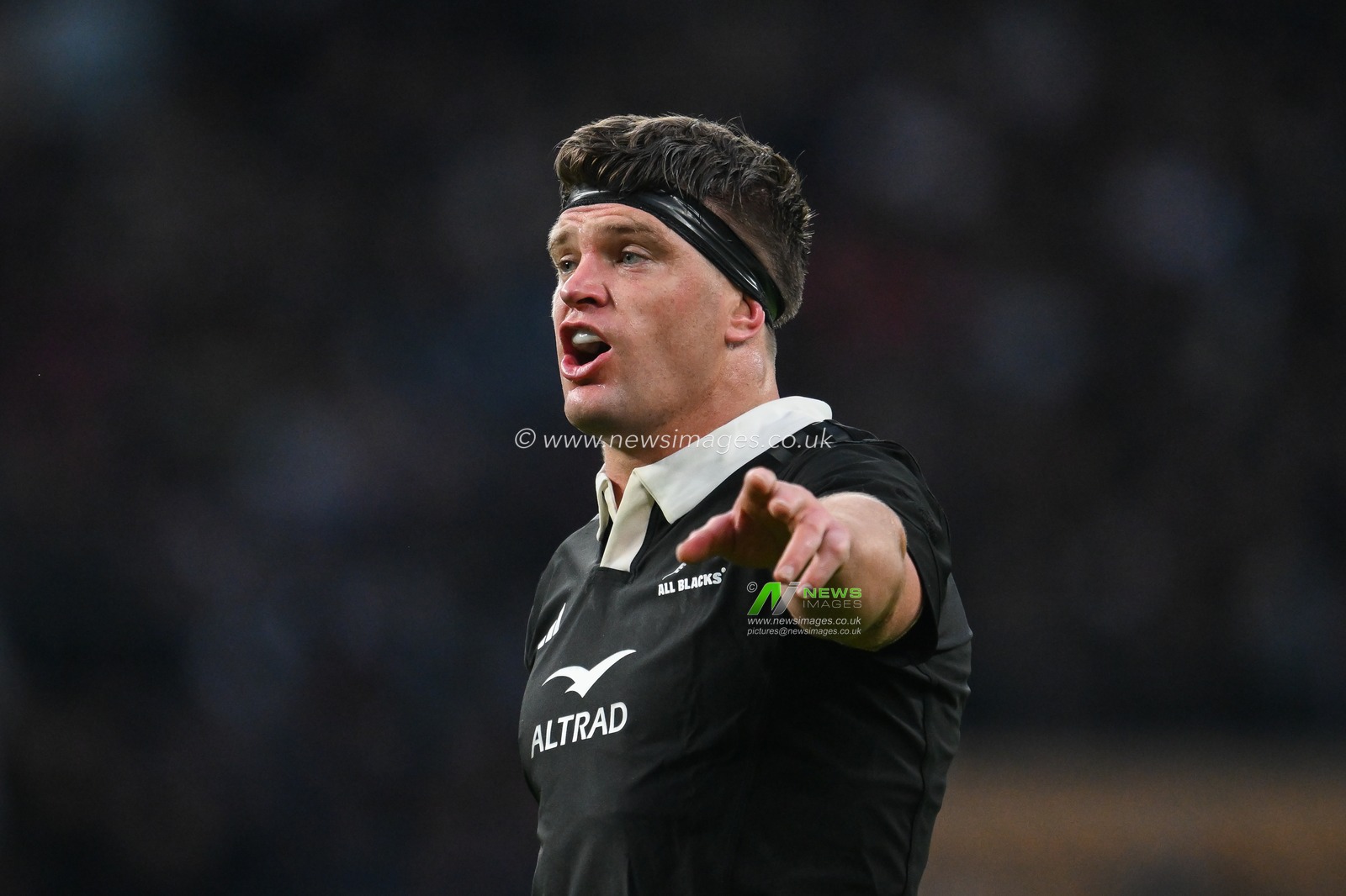 Scott Barrett of New Zealand gives his team instructions during the Autumn Nations Series match England vs New Zealand at Allianz Stadium,, Twickenham, United Kingdom, 2nd November 2024

(Photo by Craig Thomas/News Images)