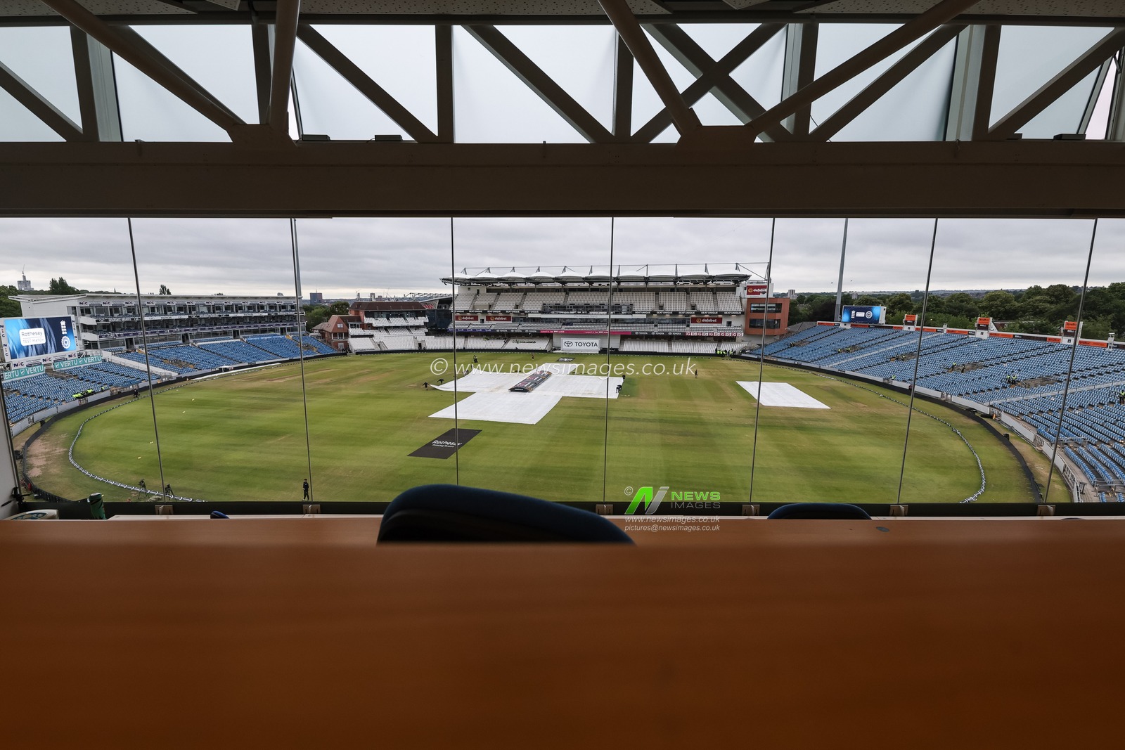 Ground staff start to take the covers off during the 1st Rothesay Test Match Day 5 England vs India at Headingley Cricket Ground, Leeds, United Kingdom, 24th June 2025

(Photo by Mark Cosgrove/News Images)