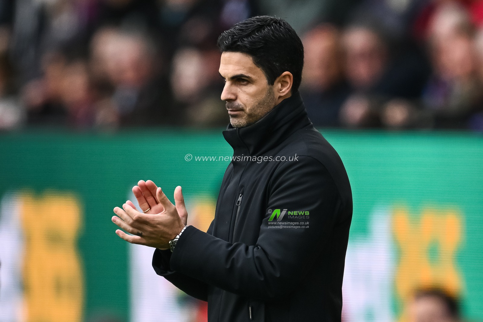 Mikel Arteta Manager of Arsenal applauds his team during the Premier League match Burnley vs Arsenal at Turf Moor, Burnley, United Kingdom, 17th February 2024

(Photo by Craig Thomas/News Images)