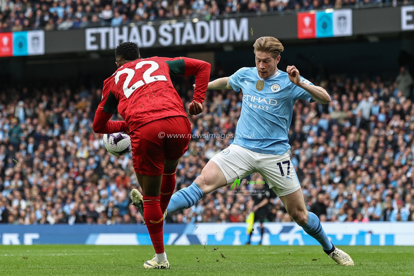 NÃ©lson Semedo of Wolverhampton Wanderers and Kevin De Bruyne of Manchester City battle for the ball during the Premier League match Manchester City vs Wolverhampton Wanderers at Etihad Stadium, Manchester, United Kingdom, 4th May 2024

(Photo by Mark Cosgrove/News Images)