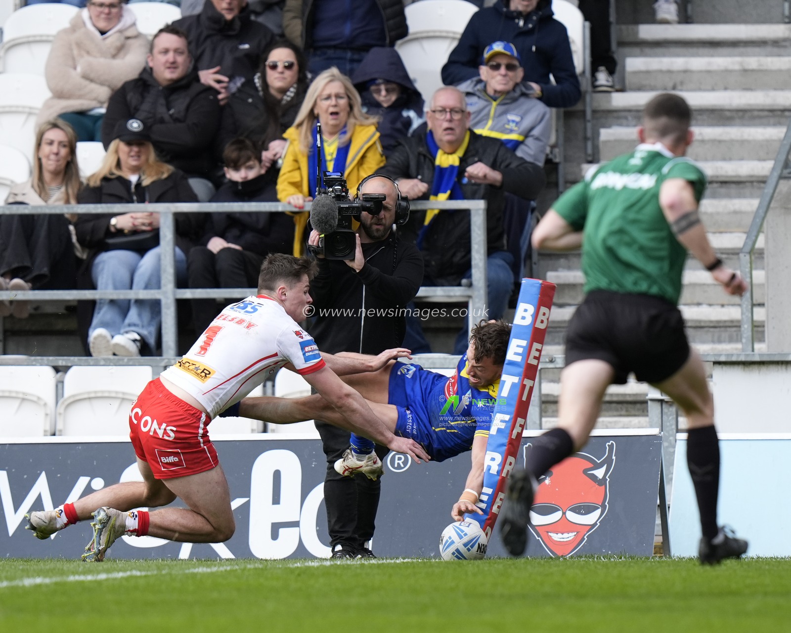 Matty Ashton of Warrington Wolves  dives over the line to score a try during the Betfred Challenge Cup Quarter Final match St Helens vs Warrington Wolves at Totally Wicked Stadium, St Helens, United Kingdom, 14th April 2024

(Photo by Steve Flynn/News Images)