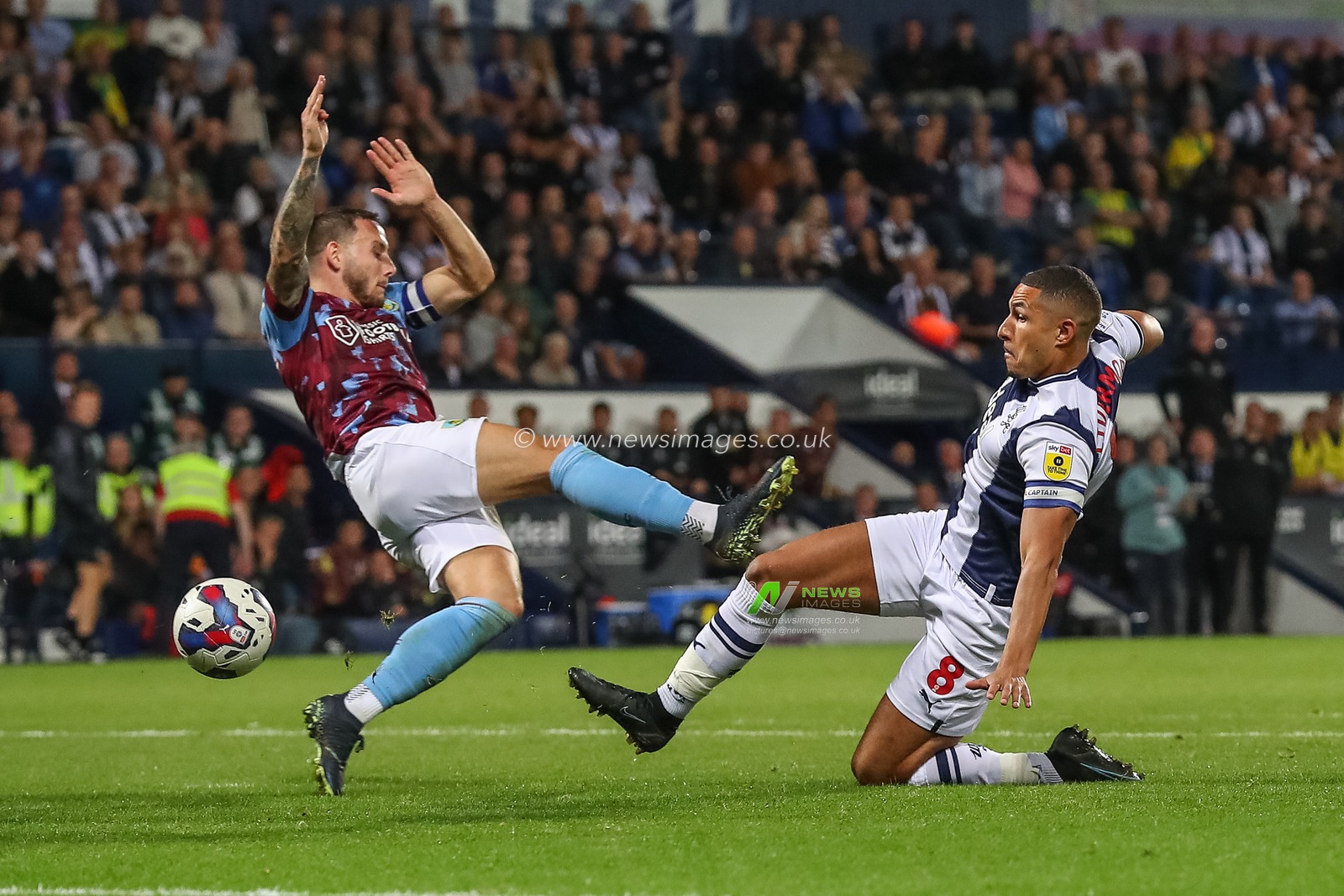 Jake Livermore #8 of West Bromwich Albion has a shot at goal during the Sky Bet Championship match West Bromwich Albion vs Burnley at The Hawthorns, West Bromwich, United Kingdom, 2nd September 2022

(Photo by Gareth Evans/News Images)