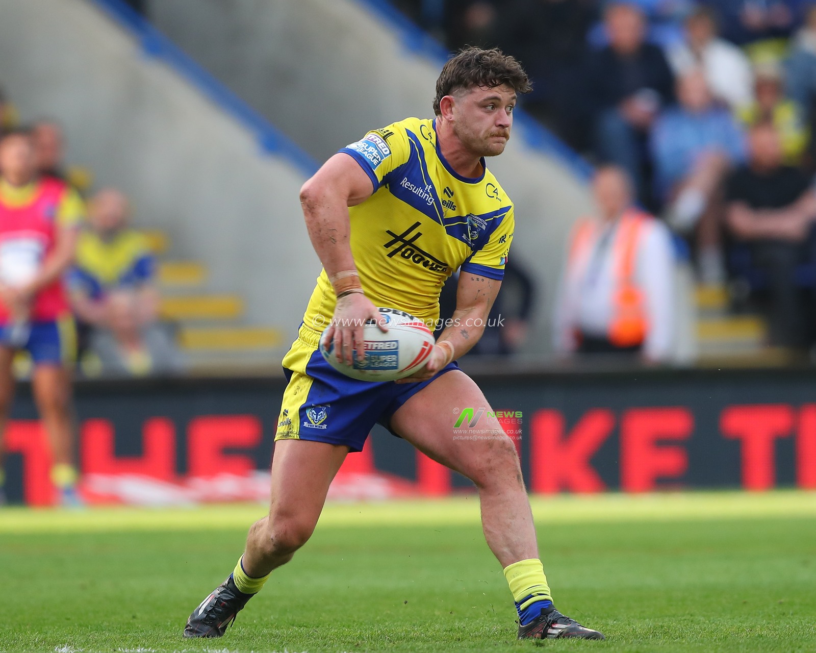 Adam Holroyd of Warrington Wolves passes the ball during the Betfred Super League Round 7 match Warrington Wolves vs Hull FC at Halliwell Jones Stadium, Warrington, United Kingdom, 12th April 2025

(Photo by Gareth Evans/News Images)