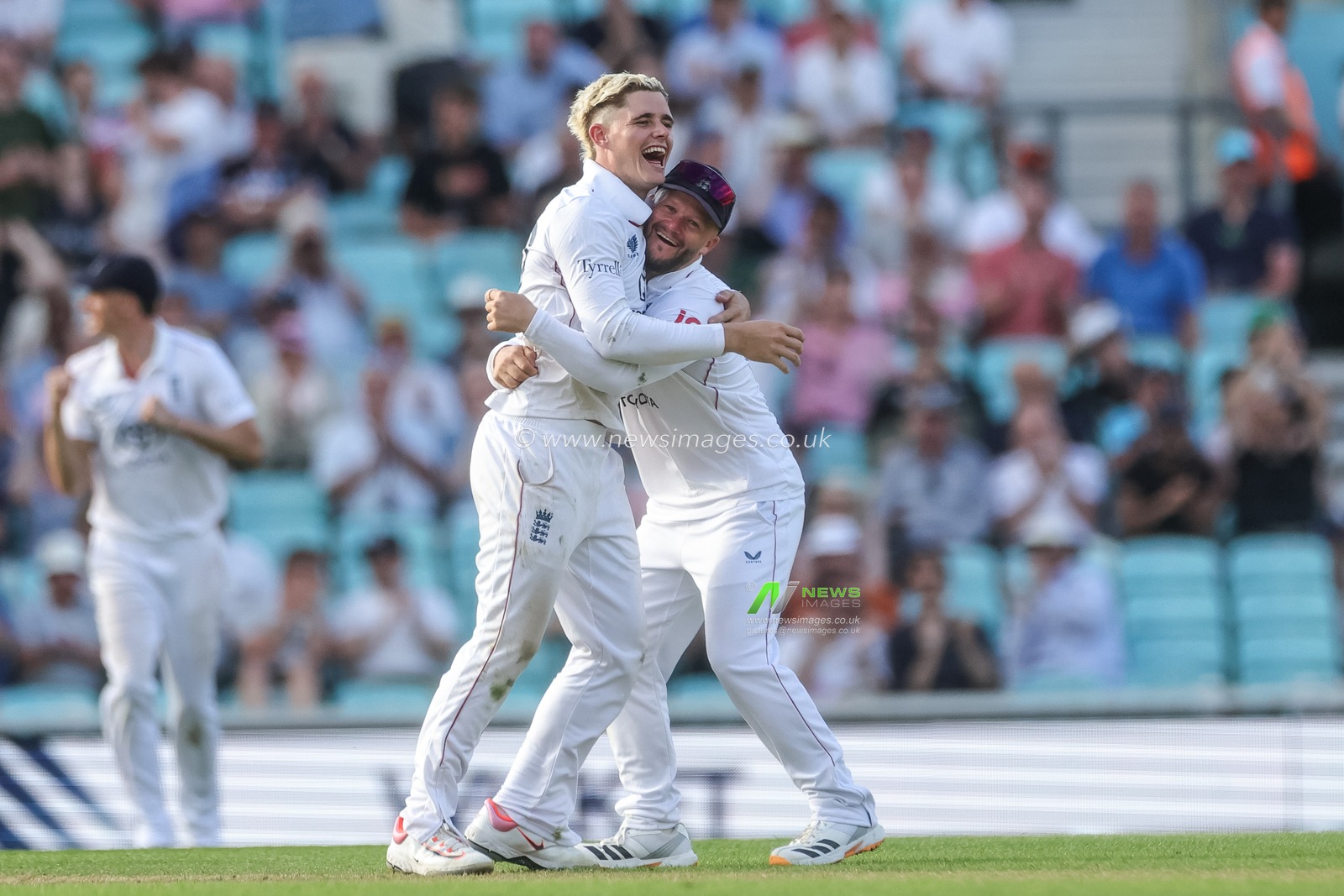 Jacob Bethell of England celebrates the wicket of Nathan Smith of New Zealand with Ben Duckett of England during the 2nd Rothesay Test Match Day 1 match England vs New Zealand at The Kia Oval, London, United Kingdom on 17 June 2026

(Photo by Mark Cosgrove/News Images)