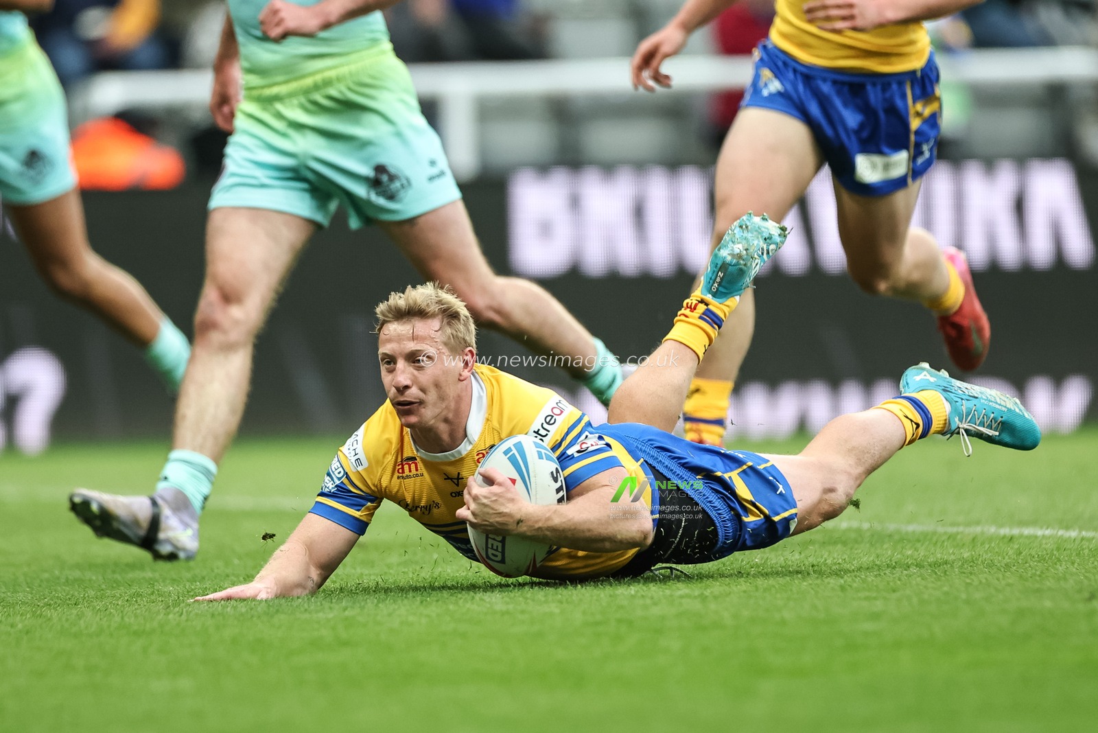 Lachlan Miller of Leeds Rhinos goes over for a try during the Betfred Magic Weekend 2025 match St Helens vs Leeds Rhinos at St. James's Park, Newcastle, United Kingdom, 3rd May 2025

(Photo by Mark Cosgrove/News Images)