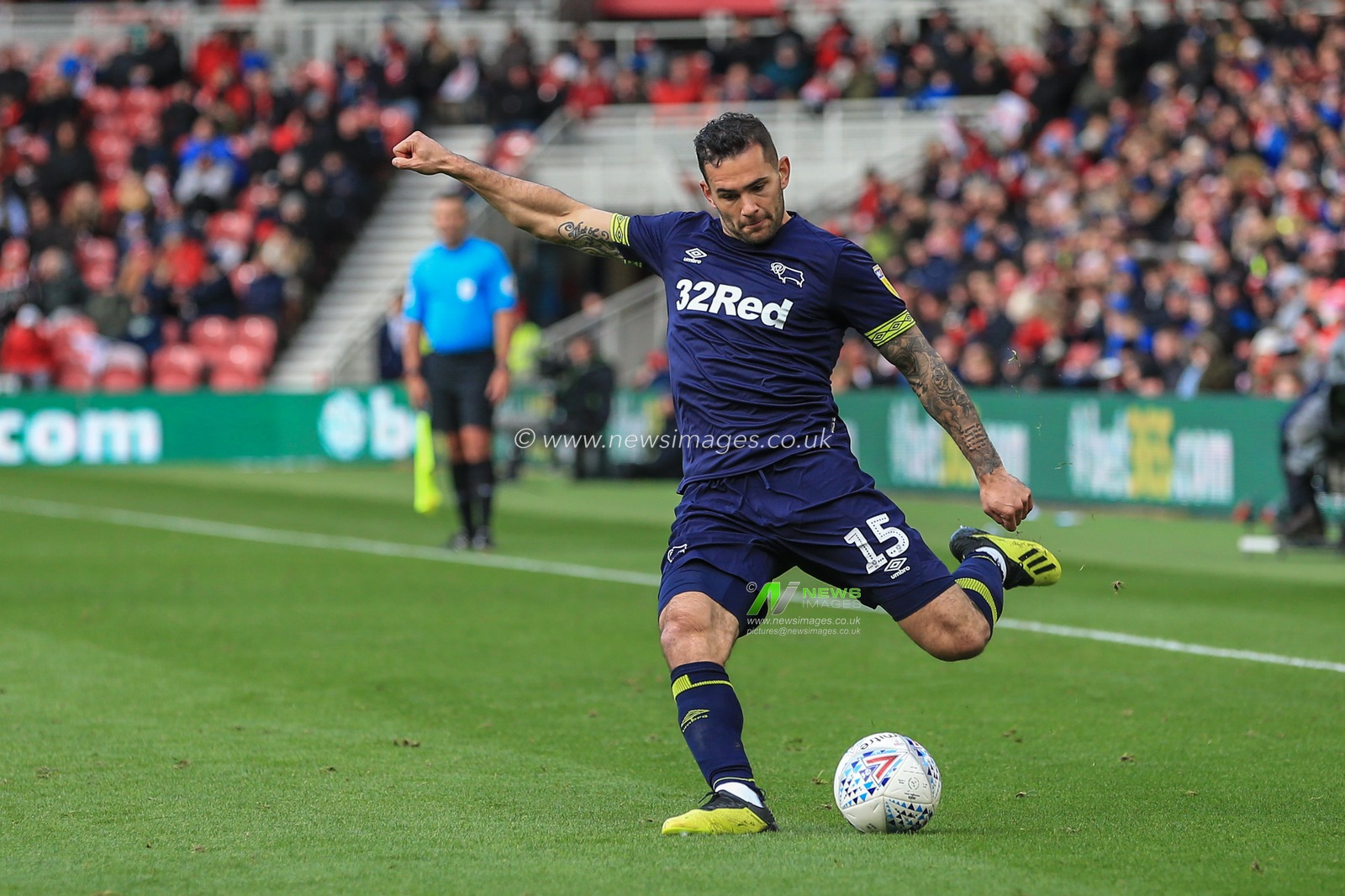27th October 2018, Riverside Stadium, Middlesbrough, England ; Sky Bet Championship Middlesbrough v Derby ; Bradley Johnson (15) of Derby crosses the ball

Credit: Mark Cosgrove/News Images

English Football League images are subject to DataCo Licence