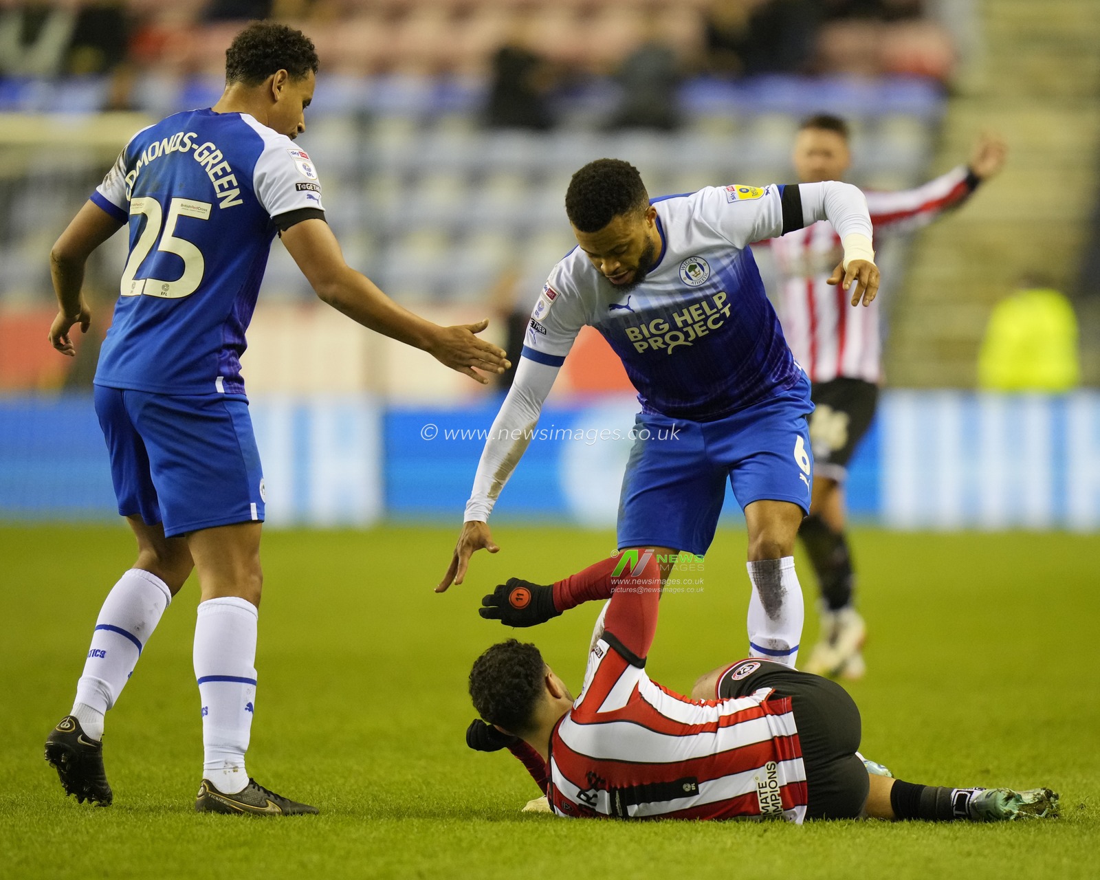 Jordan Cousins #6 of Wigan Athletic competes for the ball with Reda Khadra #11 of Sheffield United during the Sky Bet Championship match Wigan Athletic vs Sheffield United at DW Stadium, Wigan, United Kingdom, 19th December 2022

(Photo by Steve Flynn/News Images)