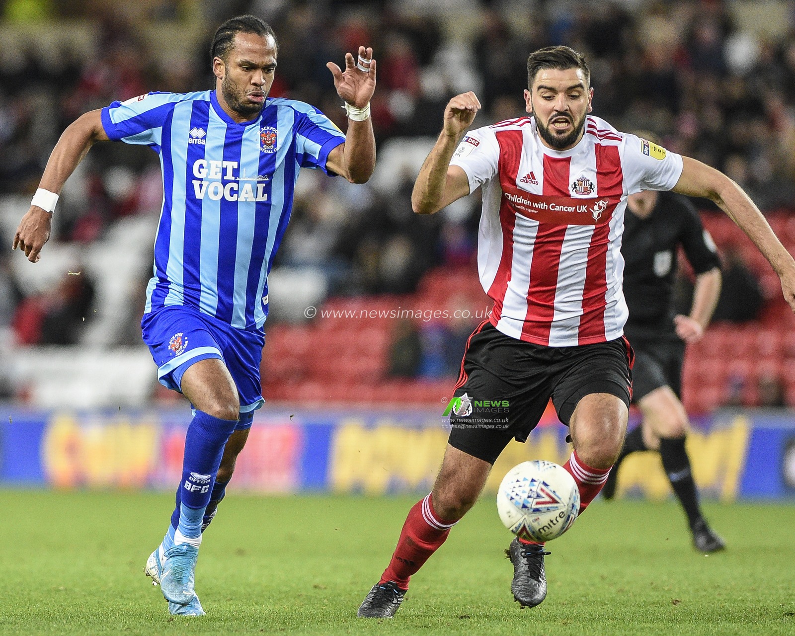14th December 2019, Stadium Of Light, Sunderland, England; Sky Bet League 1, Sunderland v Blackpool : Nathan Delfouneso (7) of Blackpool and Alim Ã–ztÃ¼rk (5) of Sunderland chase the ball

Credit: Iam Burn/News Images