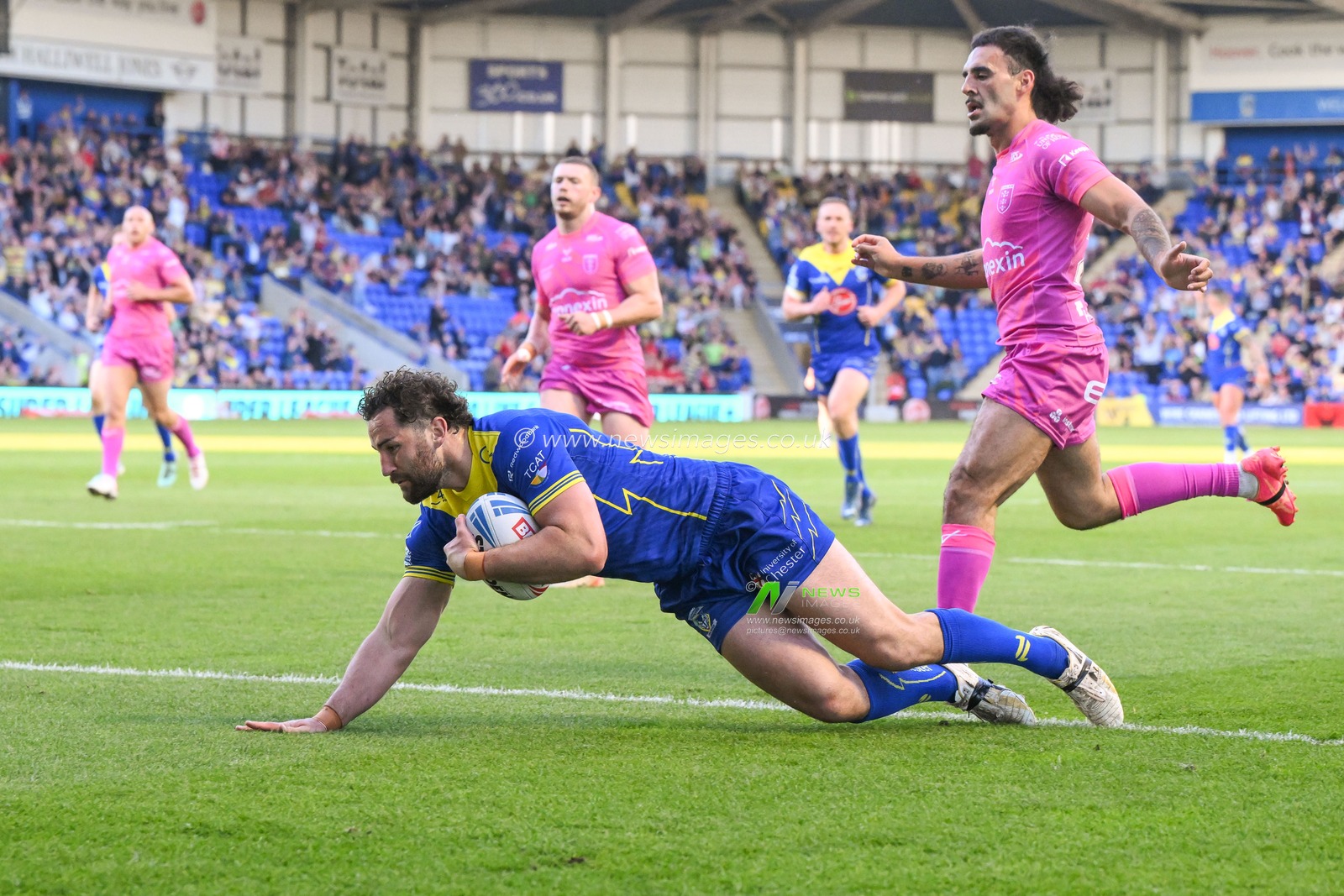 Toby King of Warrington Wolves goes over for a try during the Betfred Super League Round 11 match Warrington Wolves vs Hull KR at Halliwell Jones Stadium, Warrington, United Kingdom, 9th May 2024

(Photo by Craig Thomas/News Images)