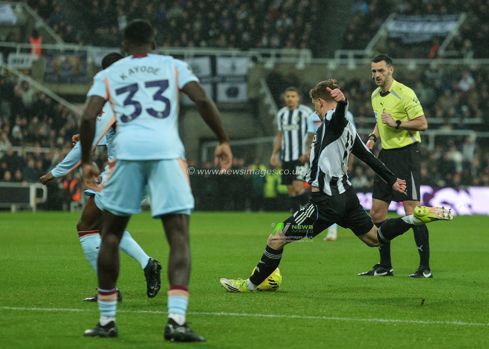 Harvey Barnes of Newcastle United takes a shot on goal during the Premier League match Newcastle Untied vs Brentford at St. James's Park, Newcastle, United Kingdom on 07 February 2026

(Photo by Richard Bierton/News Images)