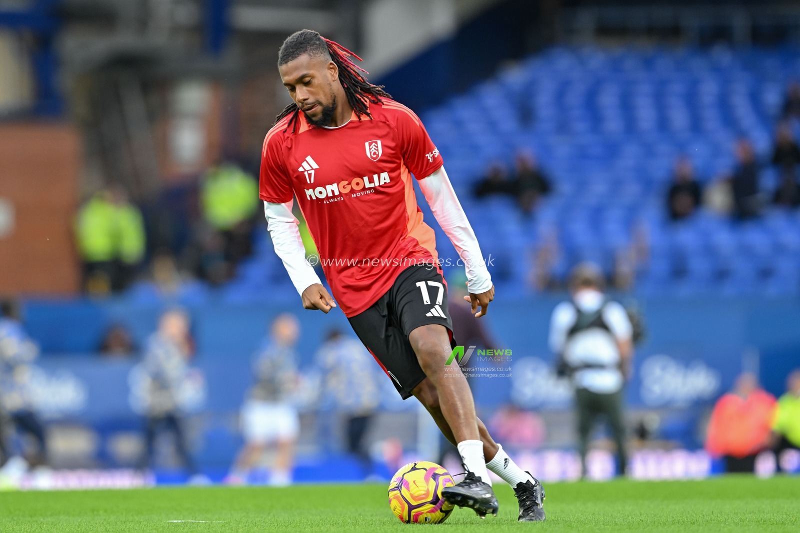 Alex Iwobi of Fulham warms up ahead of the Premier League match Everton vs Fulham at Goodison Park, Liverpool, United Kingdom, 26th October 2024

(Photo by Cody Froggatt/News Images)
