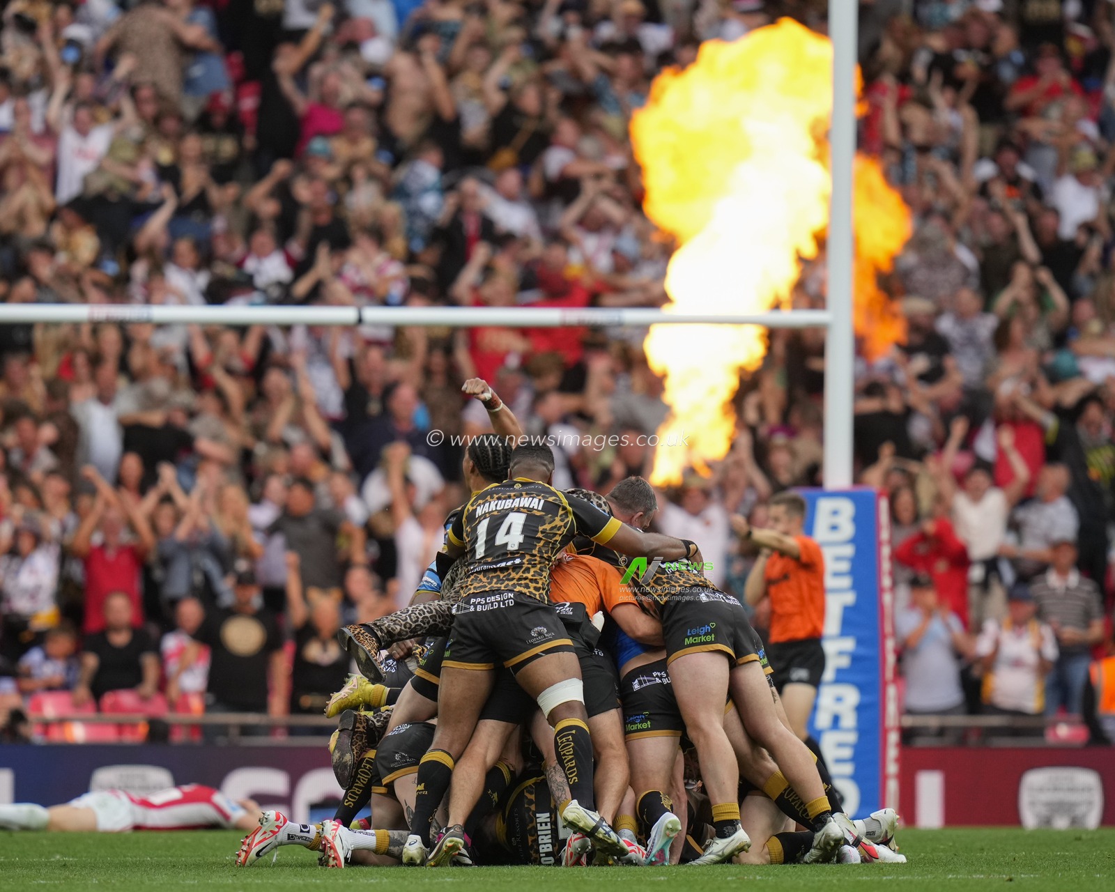 Lachlan Lam #7 of Leigh Leopards and his team mates celebrate after he kicks the Golden Point to win the Final 17-16 during the Betfred Challenge Cup match Hull KR vs Leigh Leopards at Wembley Stadium, London, United Kingdom, 12th August 2023

(Photo by Steve Flynn/News Images)