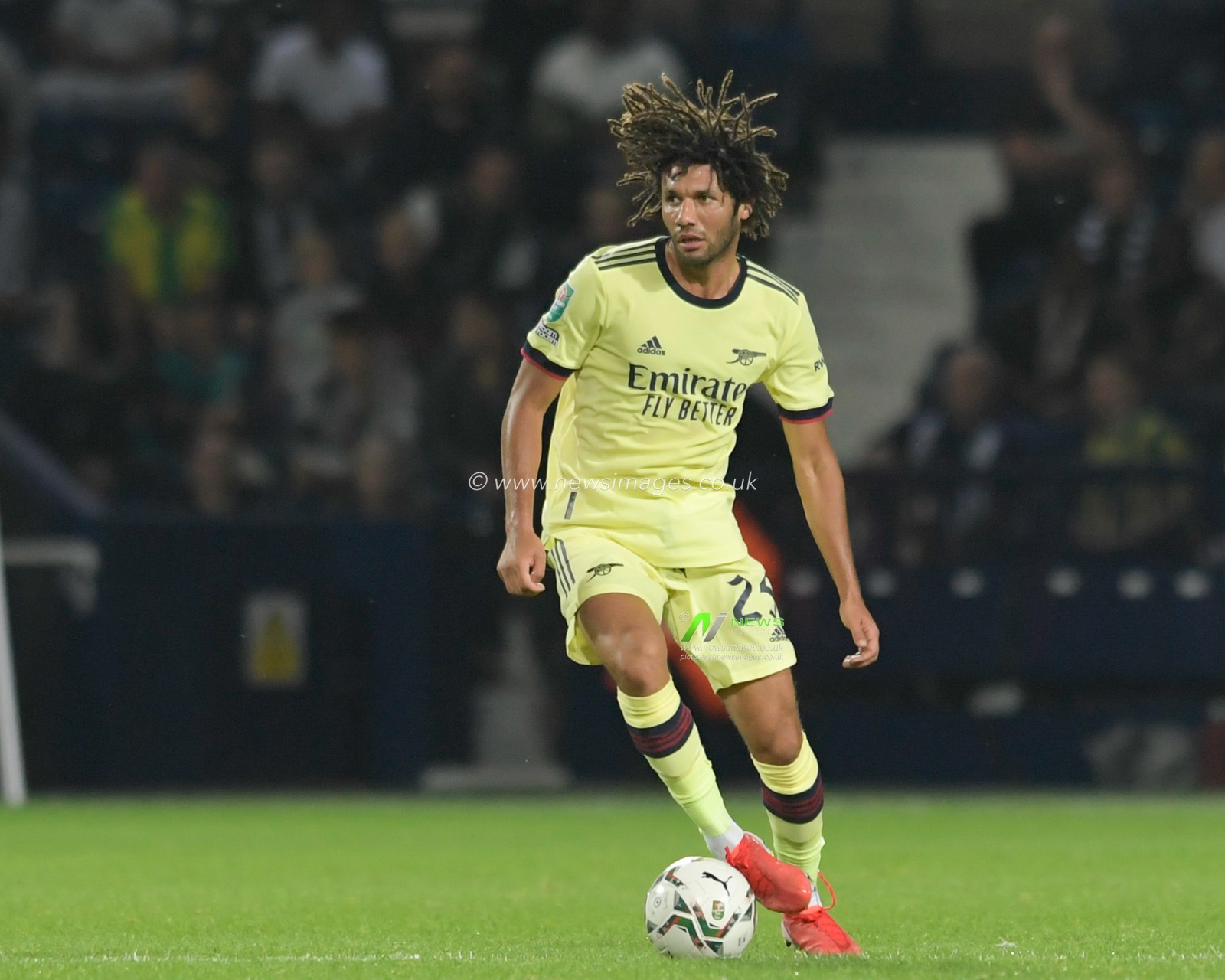 Mohamed Elneny #25 of Arsenal with the ball