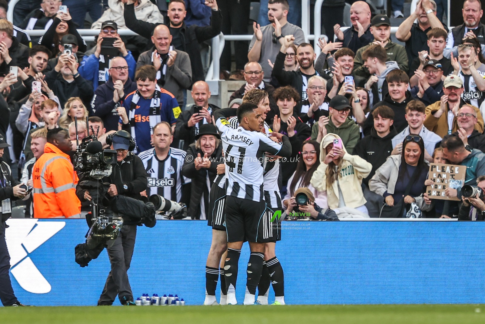 Nick Woltemade of Newcastle United celebrates his goal to make it 1-0 during the Premier League match Newcastle Untied vs West Ham United at St. James's Park, Newcastle, United Kingdom on 17 May 2026

(Photo by Alfie Cosgrove/News Images)