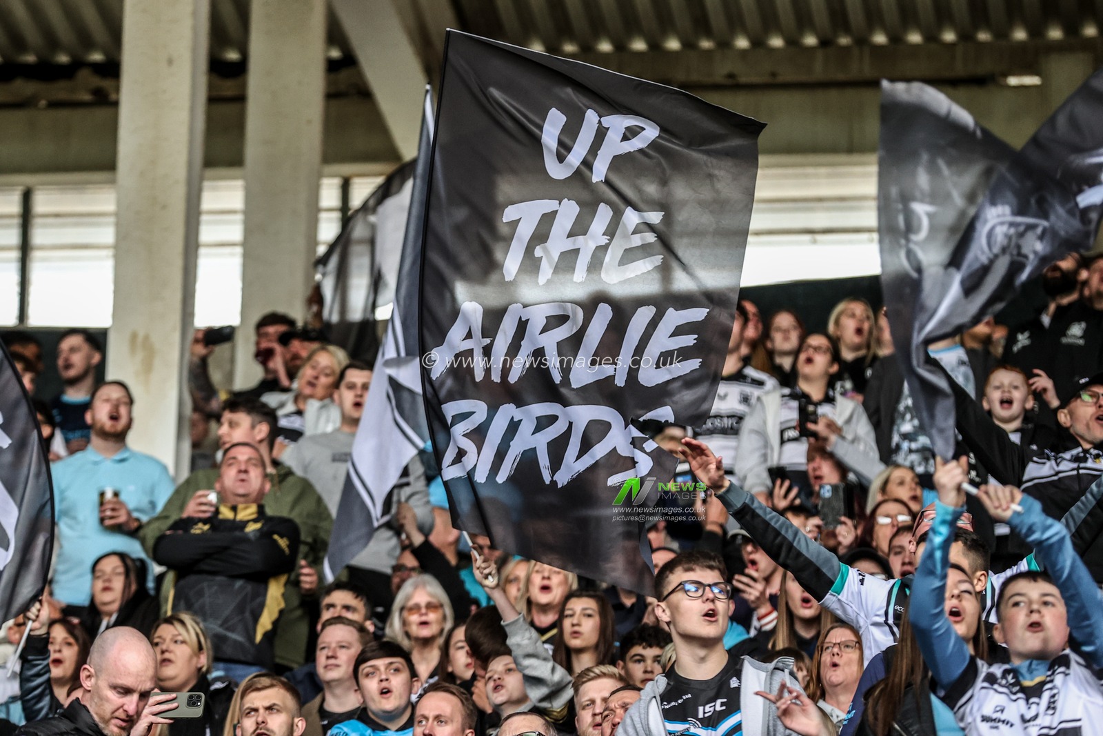 Hull FC fans with flags during the Betfred Super League Round 8 match Hull FC vs Hull KR at MKM Stadium, Hull, United Kingdom, 18th April 2025

(Photo by Alfie Cosgrove/News Images)