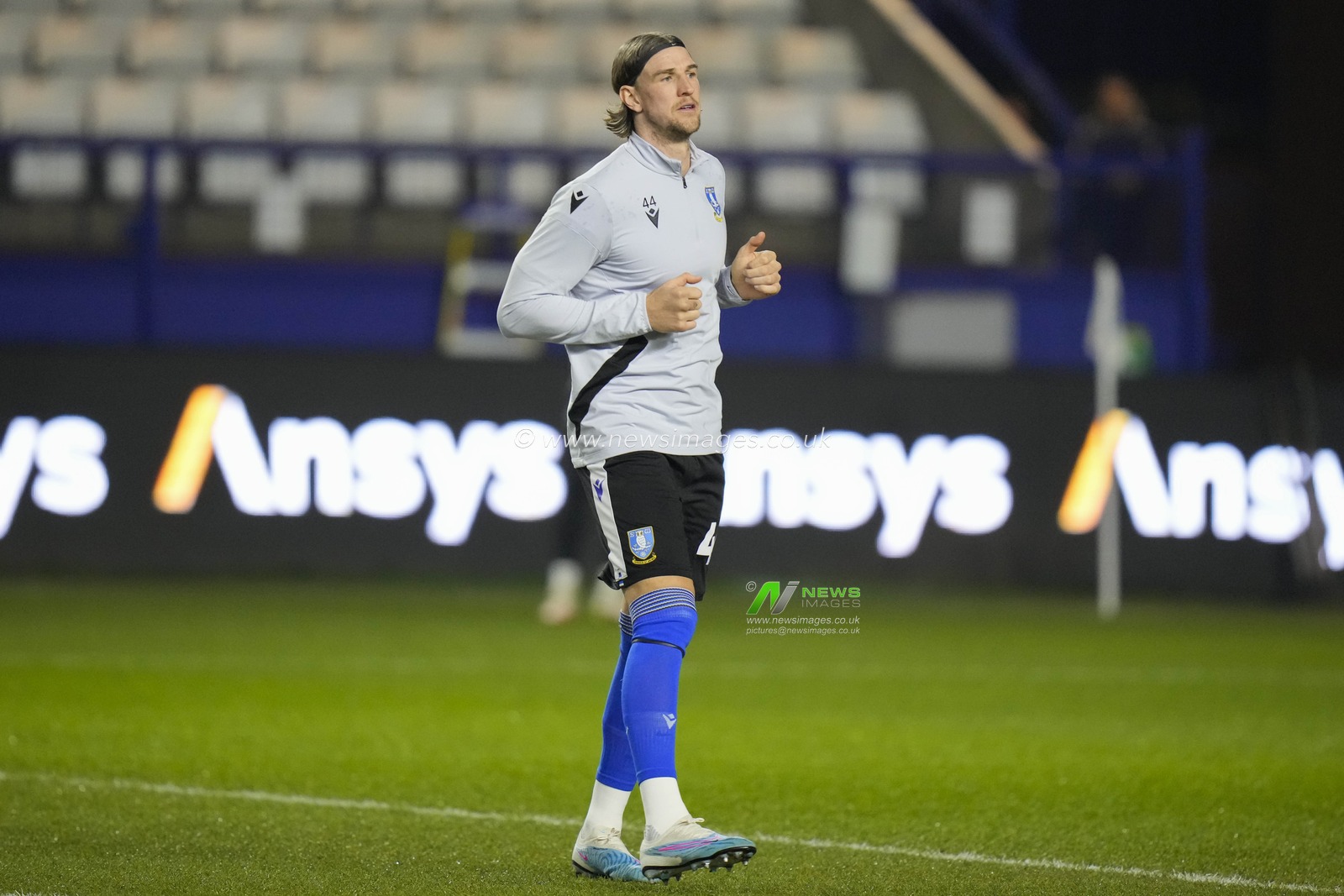 Aden Flint #44 of Sheffield United warms up before the Sky Bet League 1 match Sheffield Wednesday vs Morecambe at Hillsborough, Sheffield, United Kingdom, 14th February 2023

(Photo by Steve Flynn/News Images)