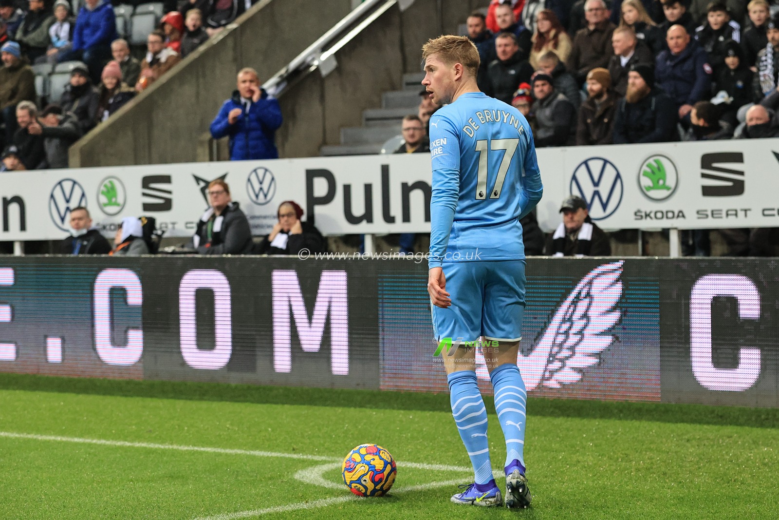 Kevin De Bruyne #17 of Manchester City prepares to take a corner