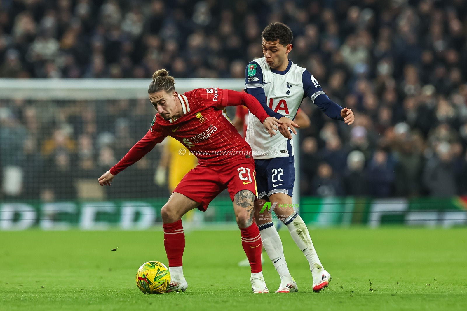 Kostas Tsimikas of Liverpool shields the ball from Brennan Johnson of Tottenham Hotspur during the Carabao Cup Semi-Finals First Leg Tottenham Hotspur vs Liverpool at Tottenham Hotspur Stadium, London, United Kingdom, 8th January 2025

(Photo by Mark Cosgrove/News Images)