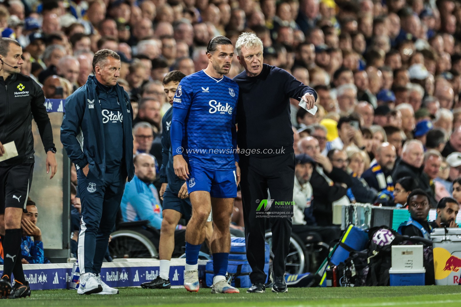 David Moyes manager of Everton gives instruction to Jack Grealish of Everton before he is substituted on during the Premier League match Leeds United vs Everton at Elland Road, Leeds, United Kingdom, 18th August 2025

(Photo by Mark Cosgrove/News Images)