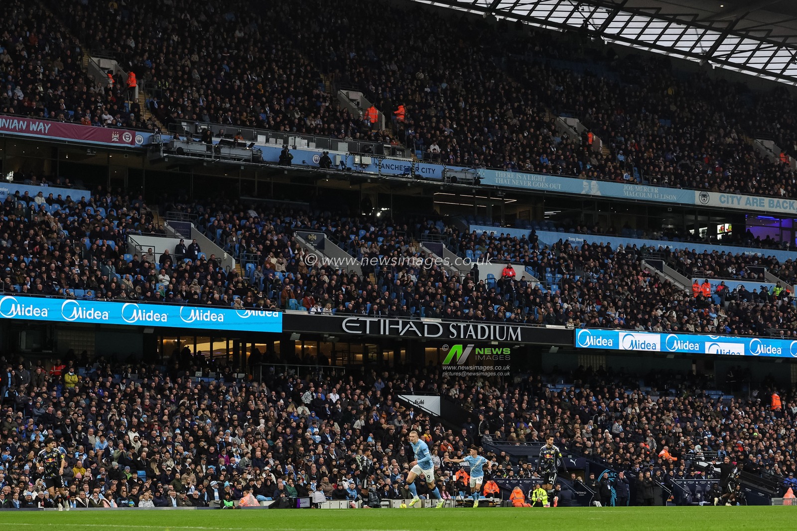 Erling Haaland of Manchester City during the Premier League match Manchester City vs Leeds United at Etihad Stadium, Manchester, United Kingdom, 29th November 2025

(Photo by Mark Cosgrove/News Images)

*** GER AUT SUI OUT ***