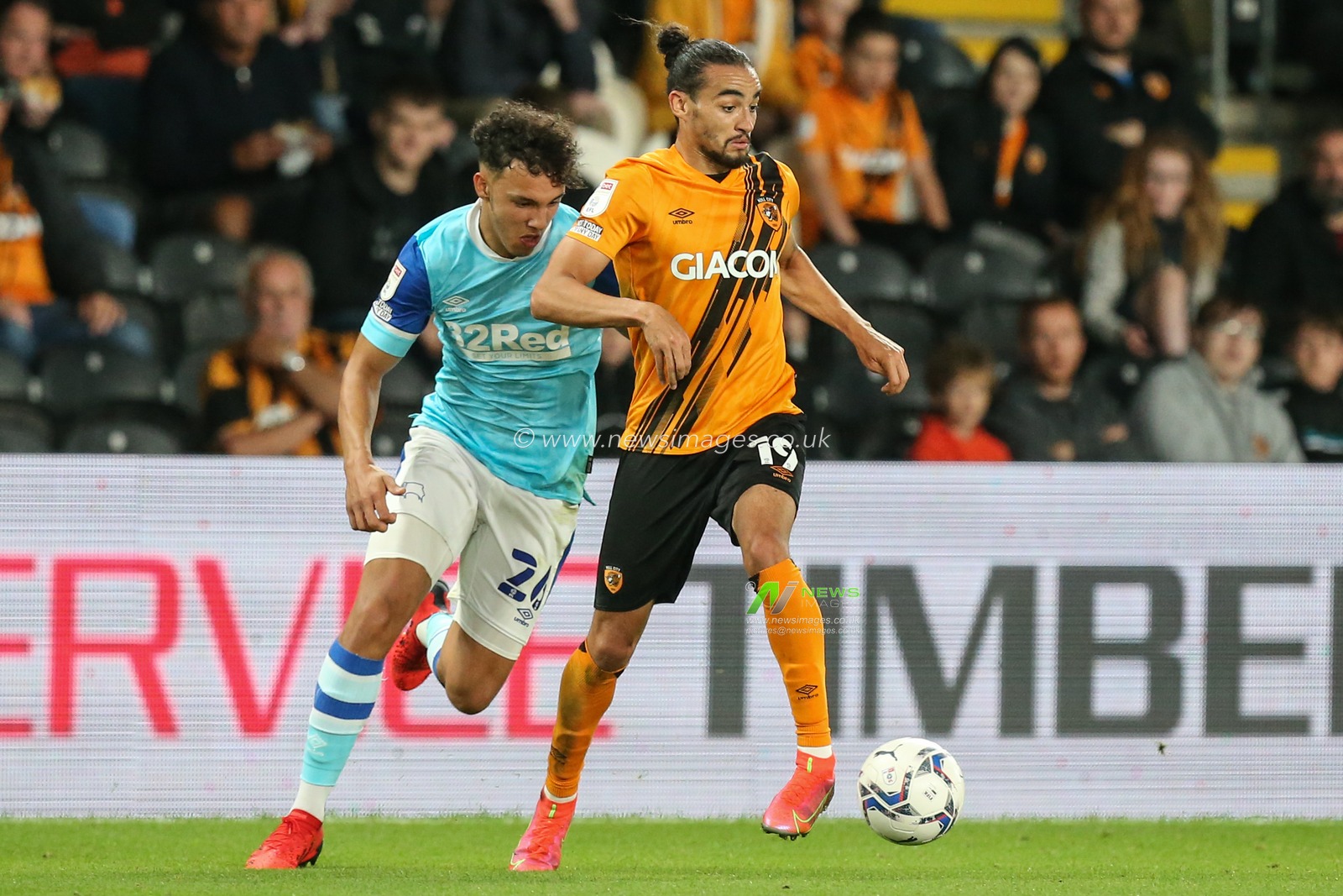Randell Williams #19 of Hull City runs with the ball