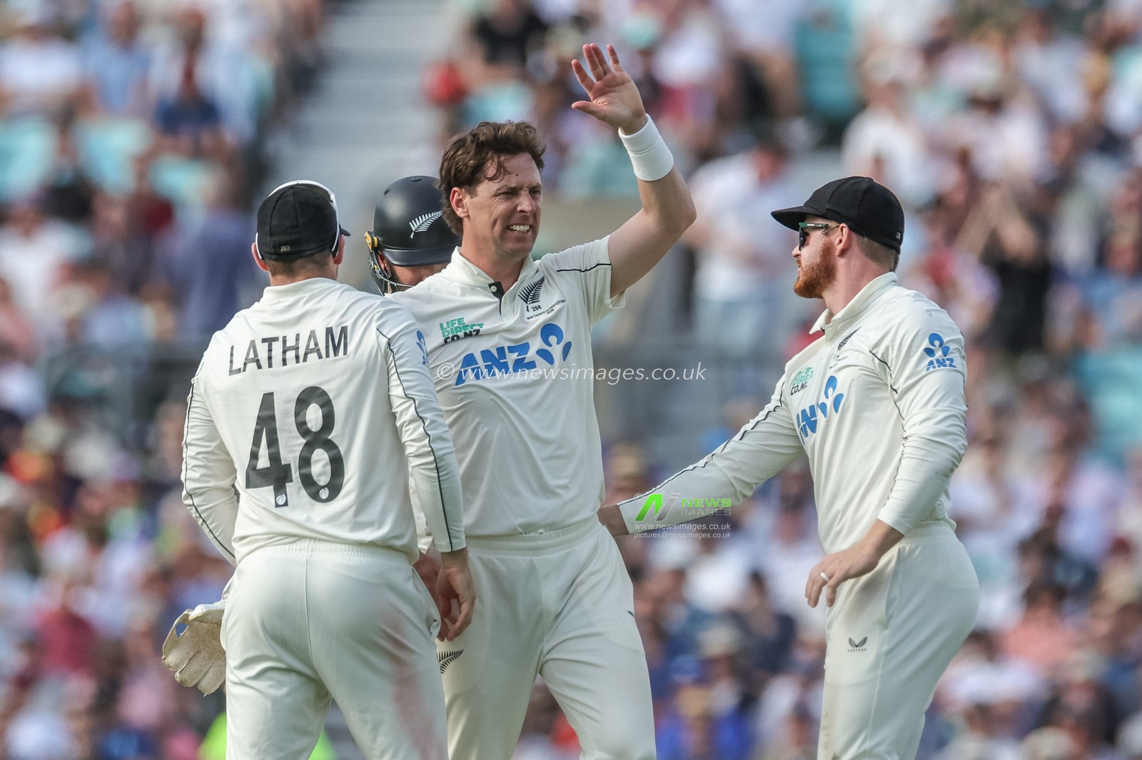 Matt Henry of New Zealand celebrates the wicket of England captain Joe Root during the 2nd Rothesay Test Match Day 2 match England vs New Zealand at The Kia Oval, London, United Kingdom on 18 June 2026

(Photo by Mark Cosgrove/News Images)