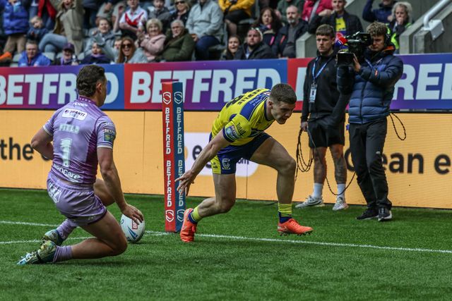 Jake Thewlis of Warrington Wolves goes over for a try during the Betfred Magic Weekend 2025 match Wigan Warriors vs Warrington Wolves at St. James's Park, Newcastle, United Kingdom, 4th May 2025

(Photo by Mark Cosgrove/News Images)