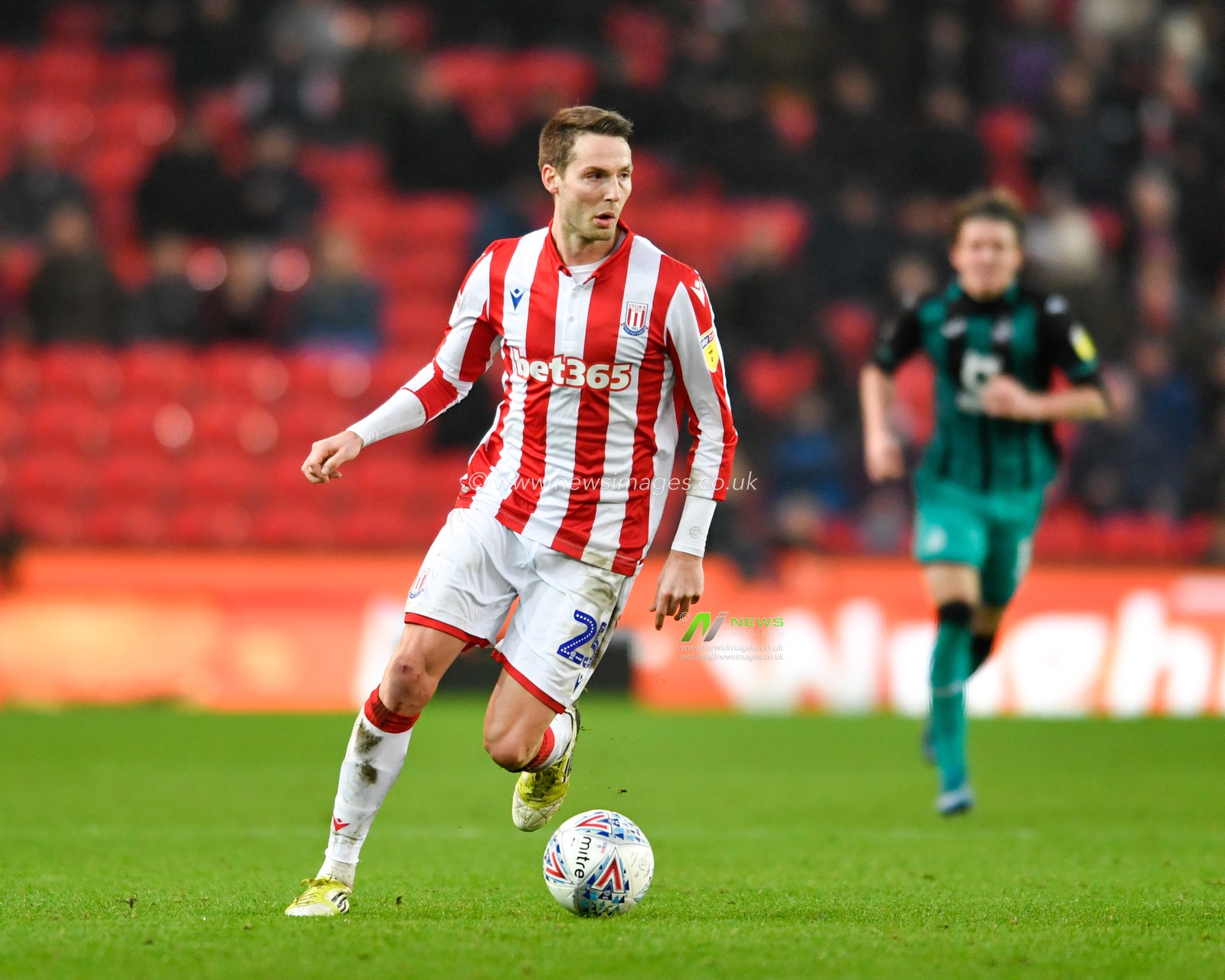 25th January 2020, Bet365 Stadium, Stoke-on-Trent, England; Sky Bet Championship, Stoke City v Swansea City : Nick Powell (25) of Stoke City looks for a passing option