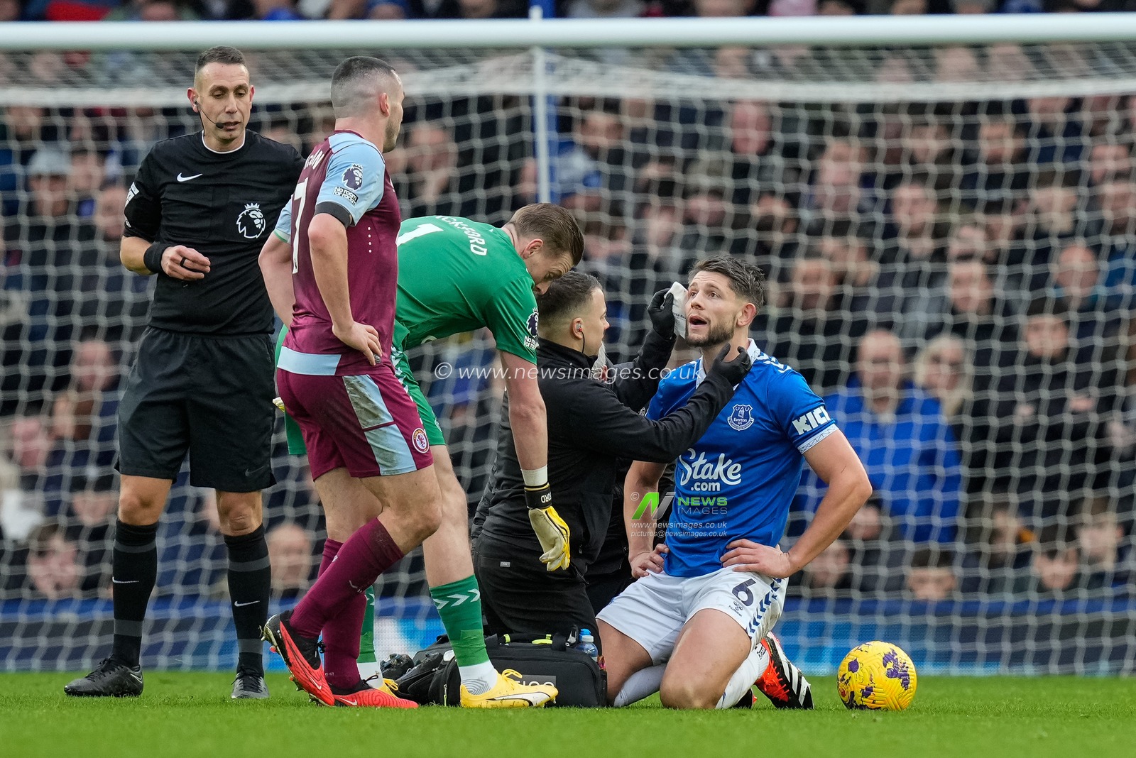 James Tarkowski of Everton receives treatment for a cut above his right eye during the Premier League match Everton vs Aston Villa at Goodison Park, Liverpool, United Kingdom, 14th January 2024

(Photo by Steve Flynn/News Images)