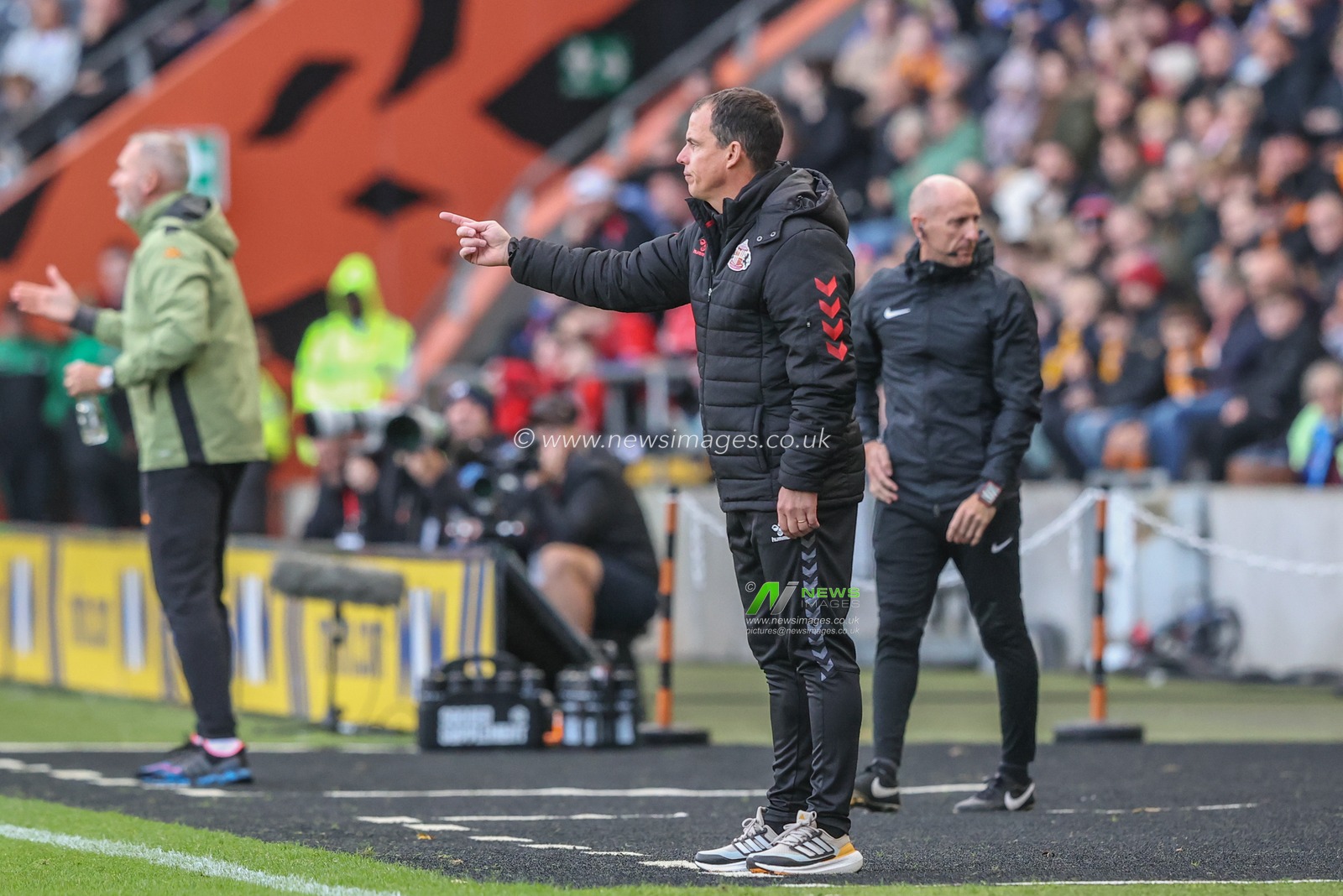 RÃ©gis Le Bris manager of sunderland gives his team instructions during the Sky Bet Championship match Hull City vs Sunderland at MKM Stadium, Hull, United Kingdom, 20th October 2024

(Photo by Alfie Cosgrove/News Images)