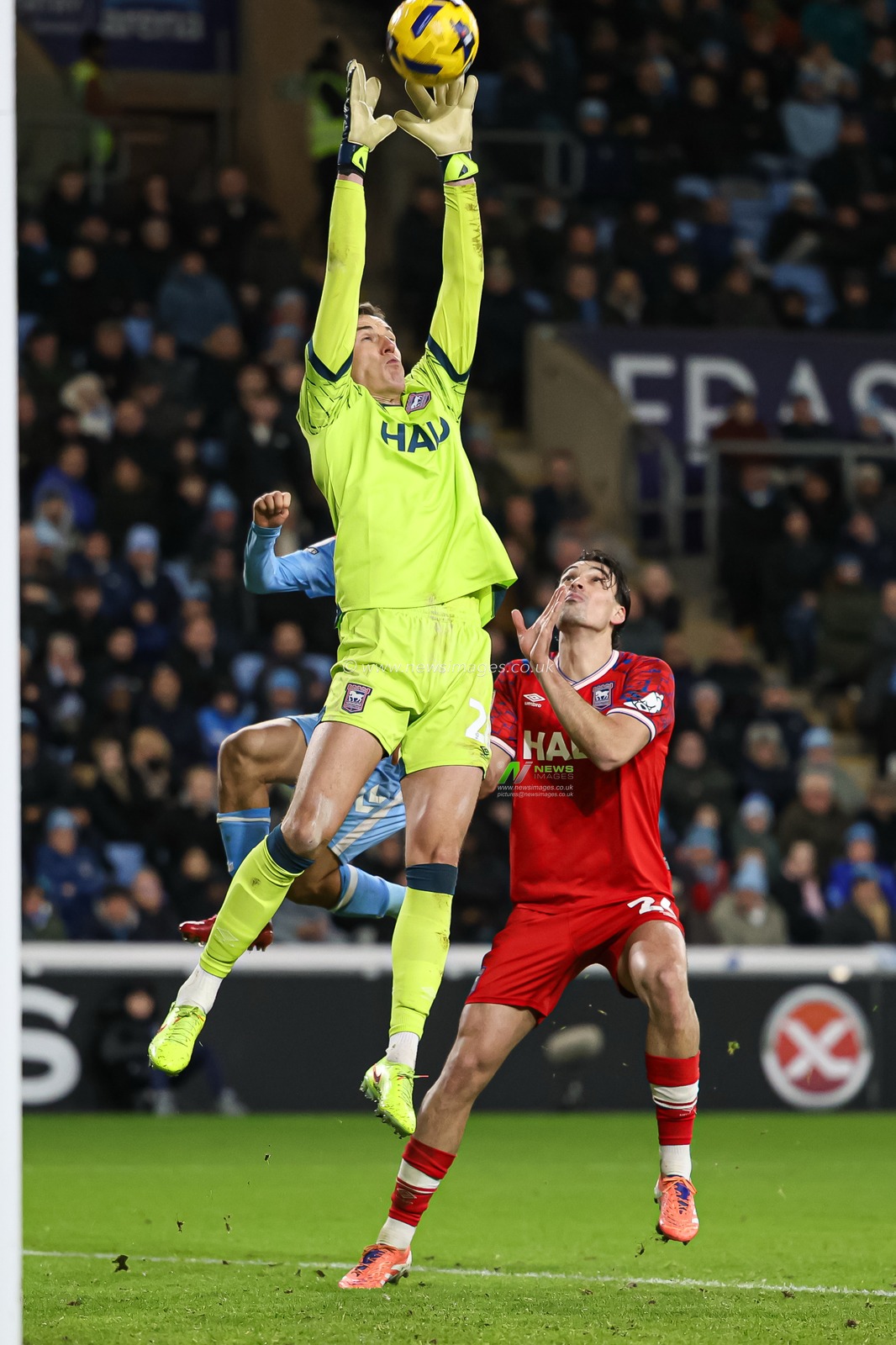 Ipswich Town goalkeeper Christian Walton during the Sky Bet Championship match Coventry City vs Ipswich Town at Coventry Building Society Arena, Coventry, United Kingdom, 29th December 2025

(Photo by Euan Manning/News Images)

*** GER AUT SUI OUT ***