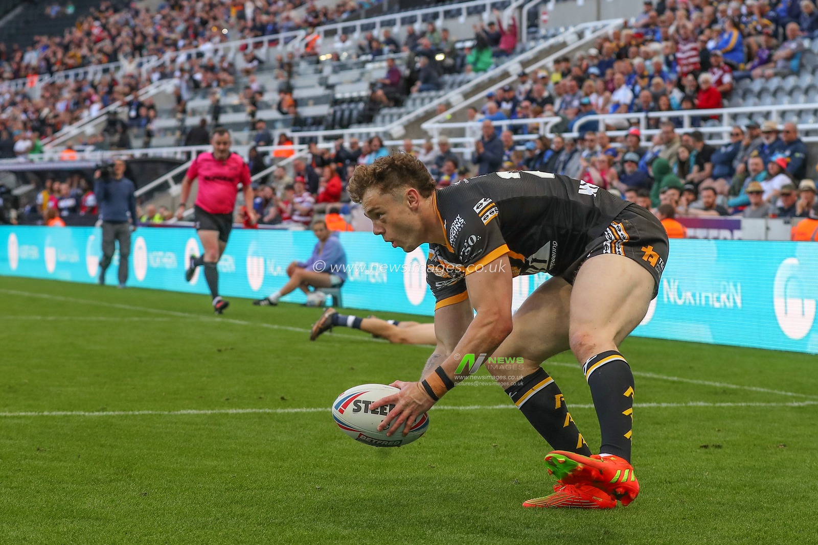 Elliot Wallis #26 of Castleford Tigers goes over for a try and makes the score 6-10 during the Betfred Super League Magic Weekend match Leeds Rhinos vs Castleford Tigers at St. James's Park, Newcastle, United Kingdom, 3rd June 2023

(Photo by Gareth Evans/News Images)